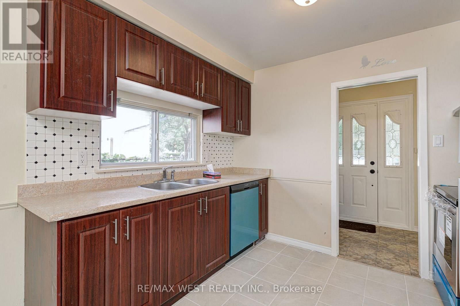 Upper Lvl - 18 GLENFOREST ROAD Image 1