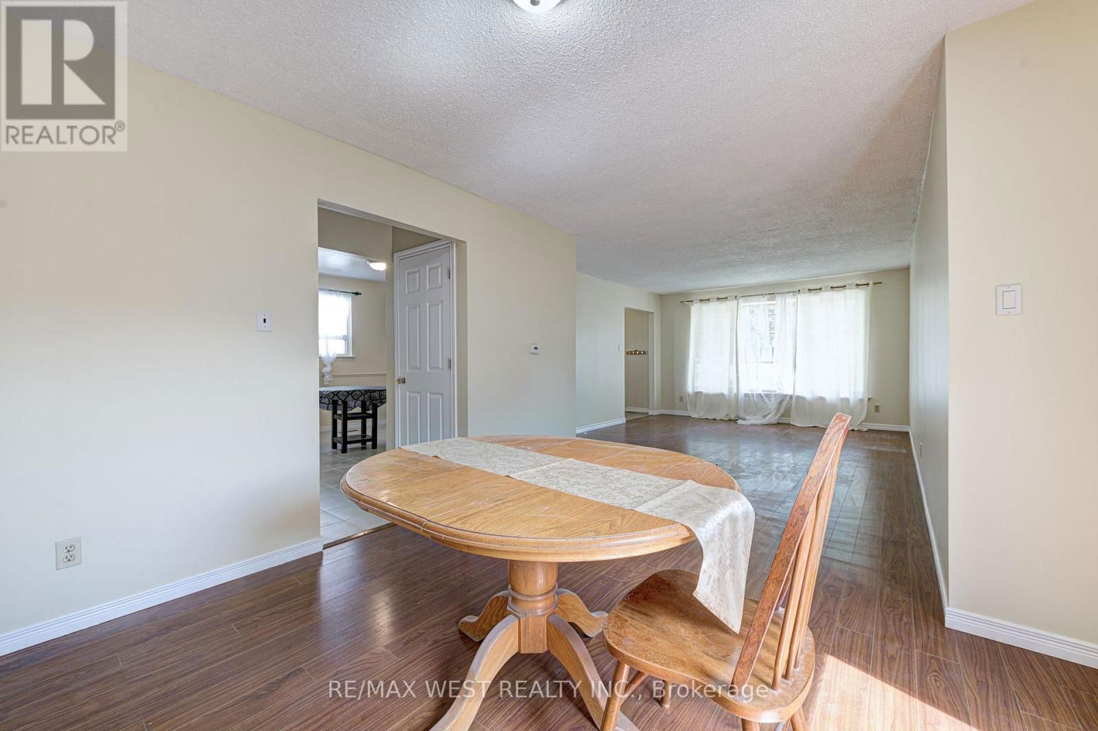 Upper Lvl - 18 GLENFOREST ROAD Image 10