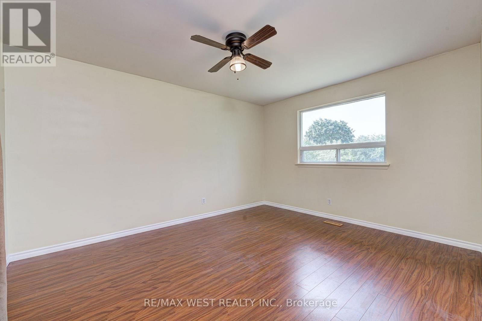 Upper Lvl - 18 GLENFOREST ROAD Image 11