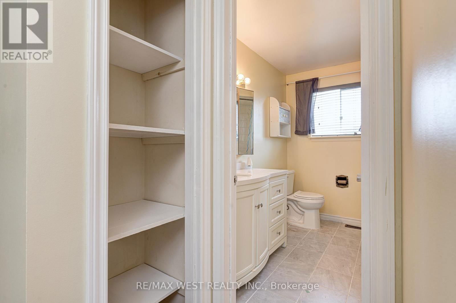 Upper Lvl - 18 GLENFOREST ROAD Image 19