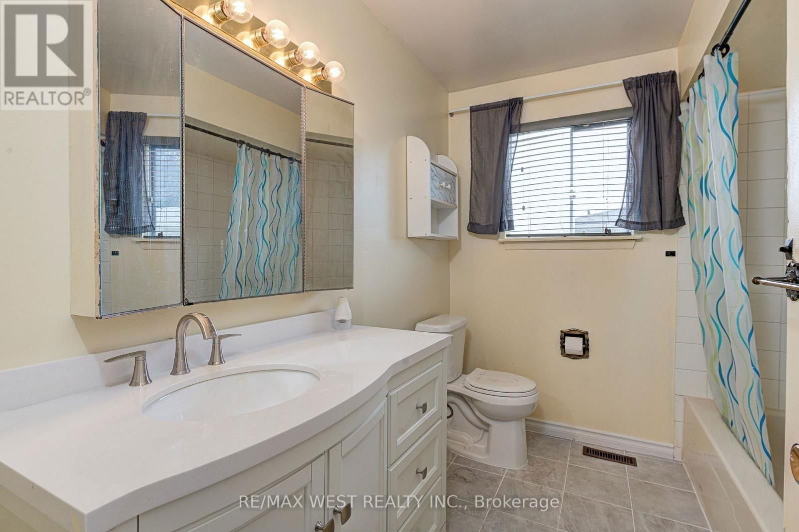 Upper Lvl - 18 GLENFOREST ROAD Image 20
