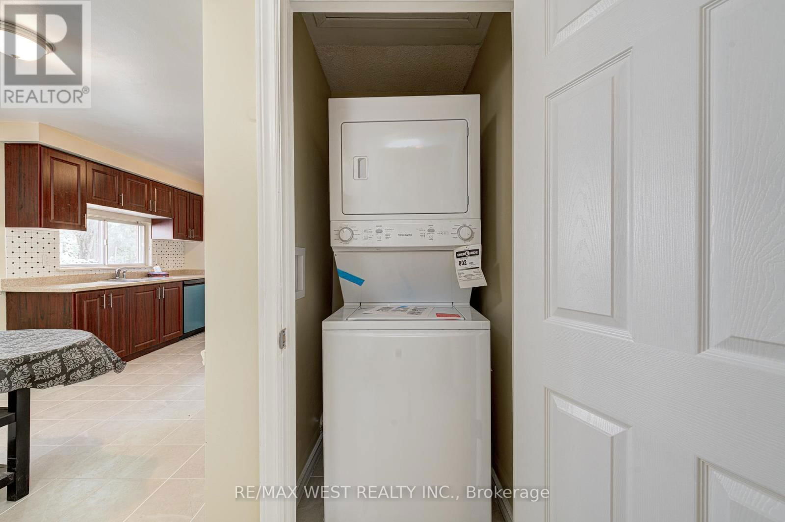 Upper Lvl - 18 GLENFOREST ROAD Image 21