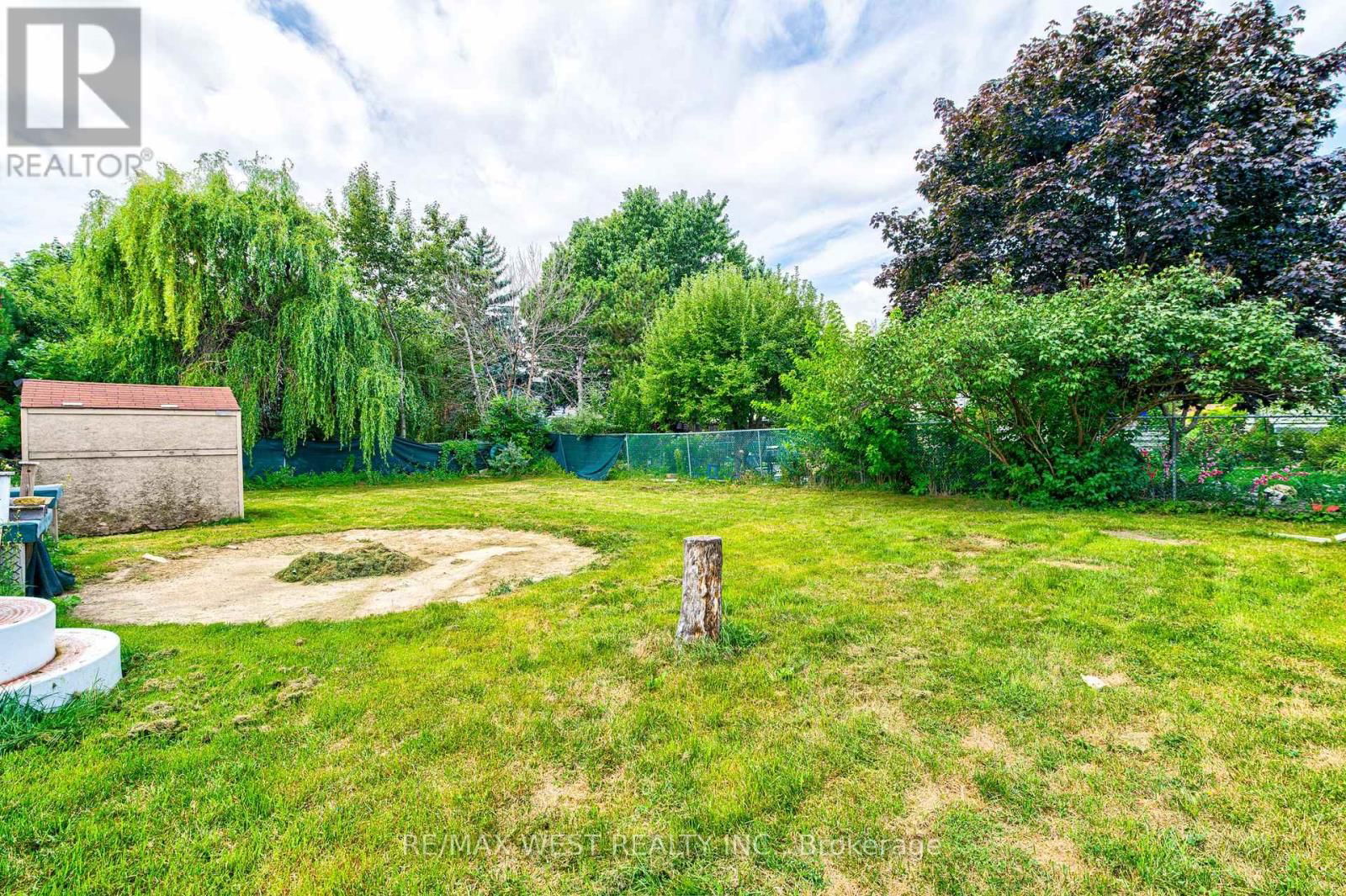 Upper Lvl - 18 GLENFOREST ROAD Image 23
