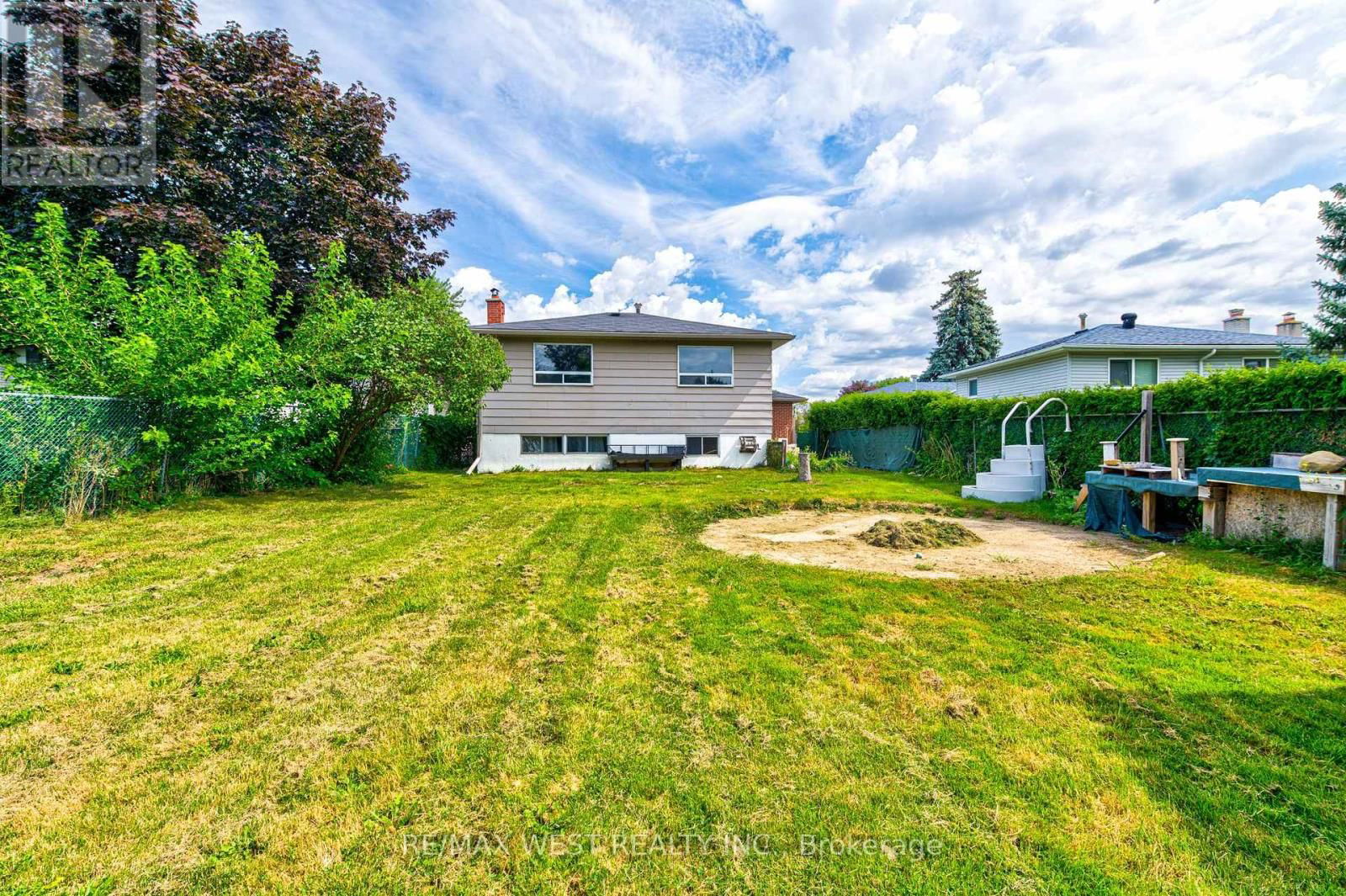 Upper Lvl - 18 GLENFOREST ROAD Image 24