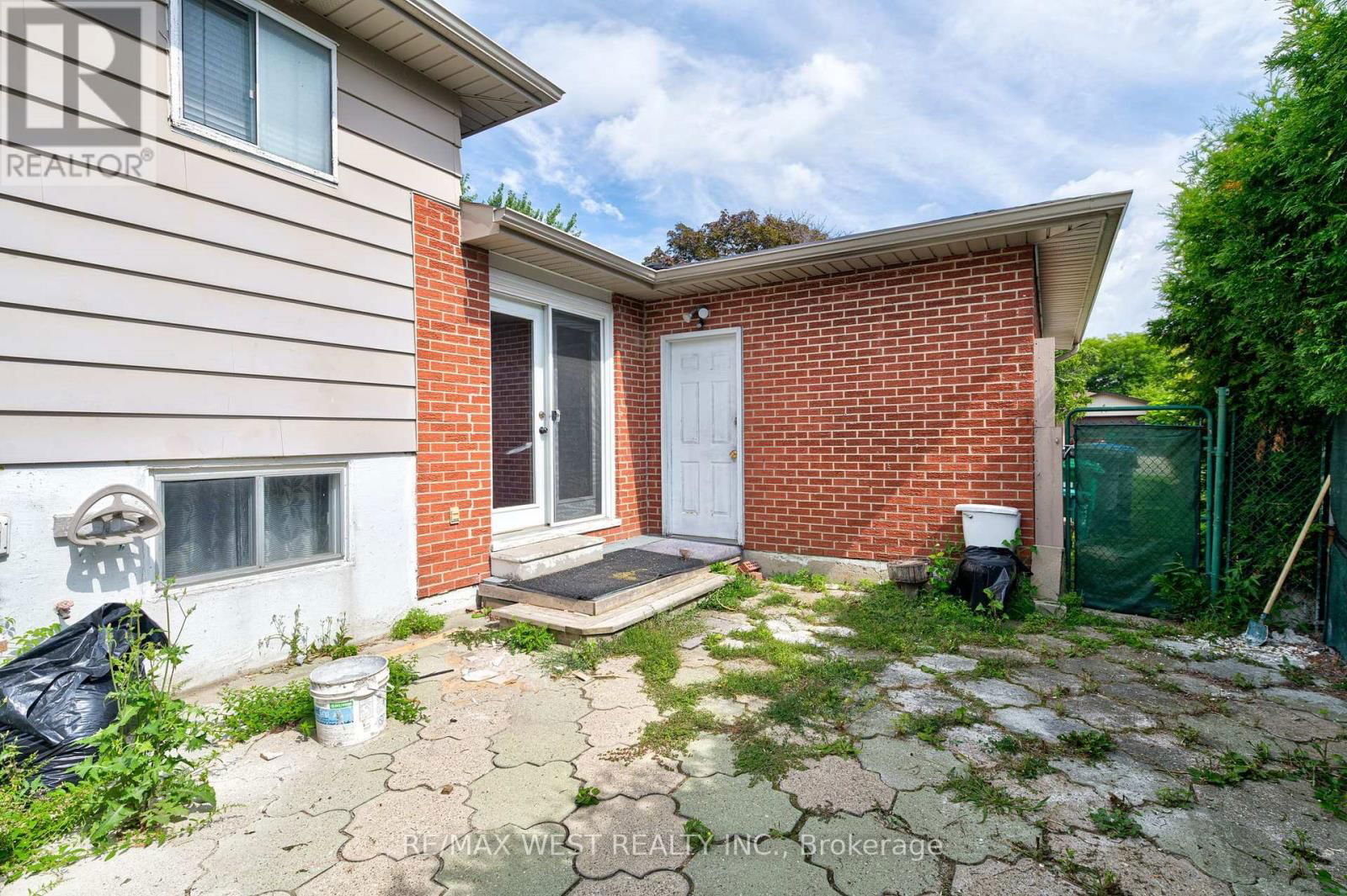 Upper Lvl - 18 GLENFOREST ROAD Image 26