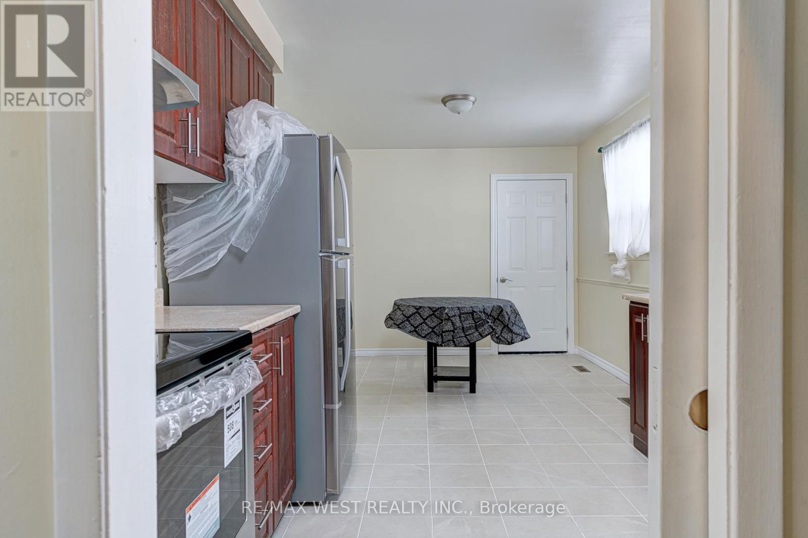 Upper Lvl - 18 GLENFOREST ROAD Image 3