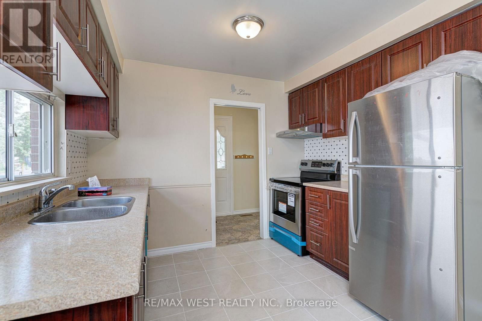 Upper Lvl - 18 GLENFOREST ROAD Image 4