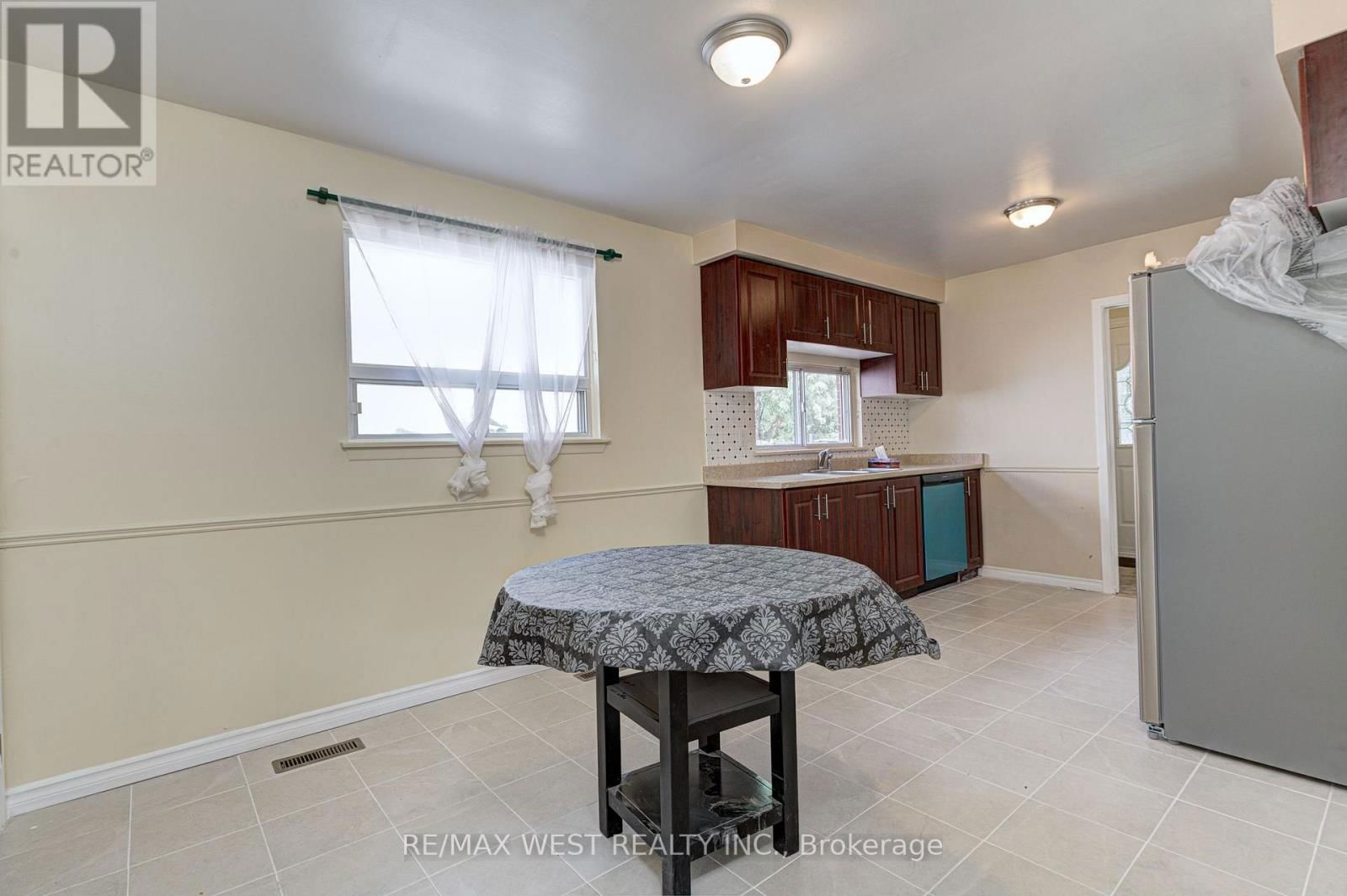 Upper Lvl - 18 GLENFOREST ROAD Image 5