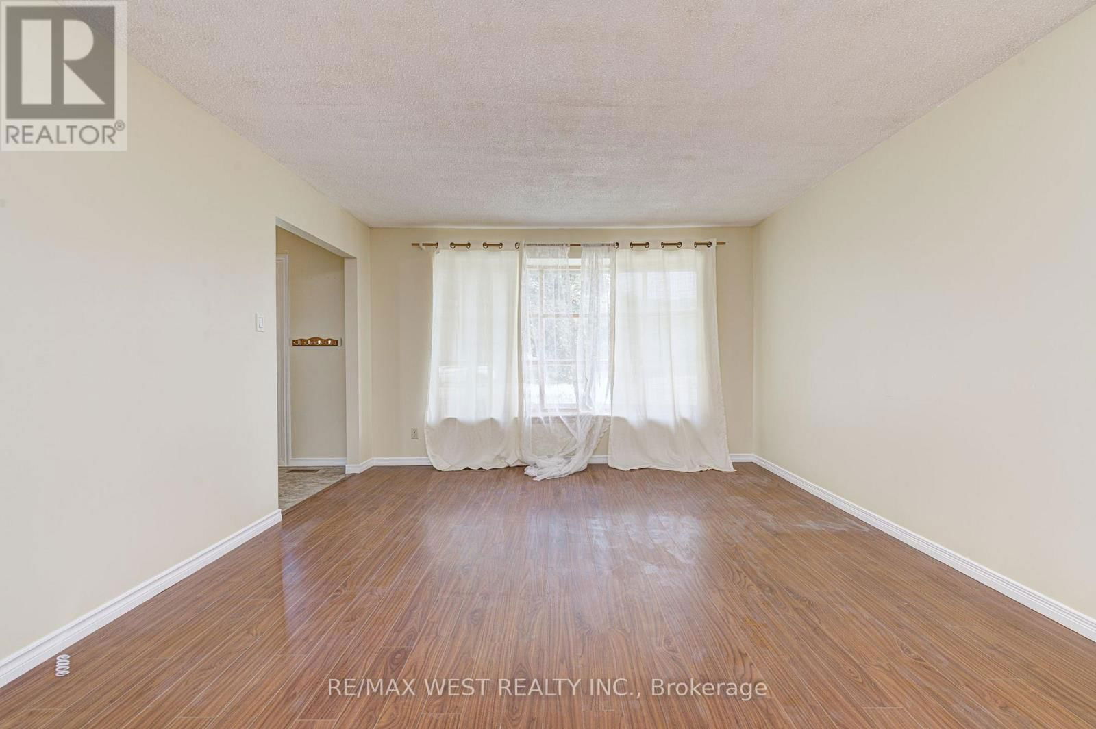 Upper Lvl - 18 GLENFOREST ROAD Image 7
