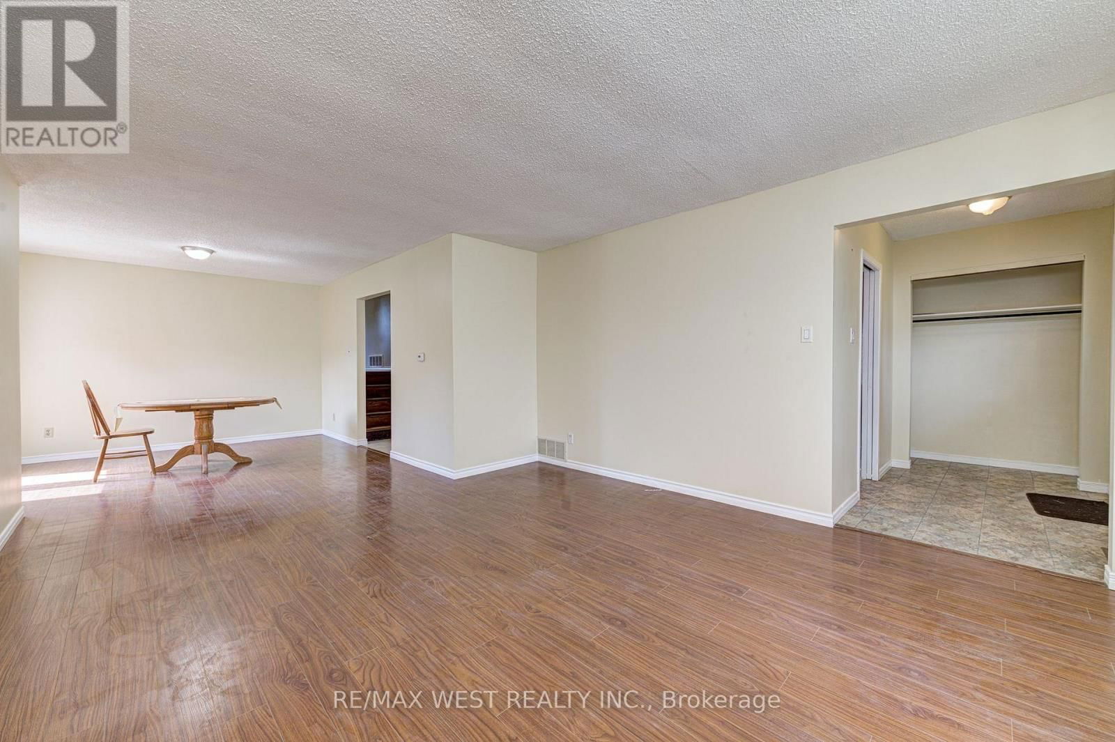 Upper Lvl - 18 GLENFOREST ROAD Image 8