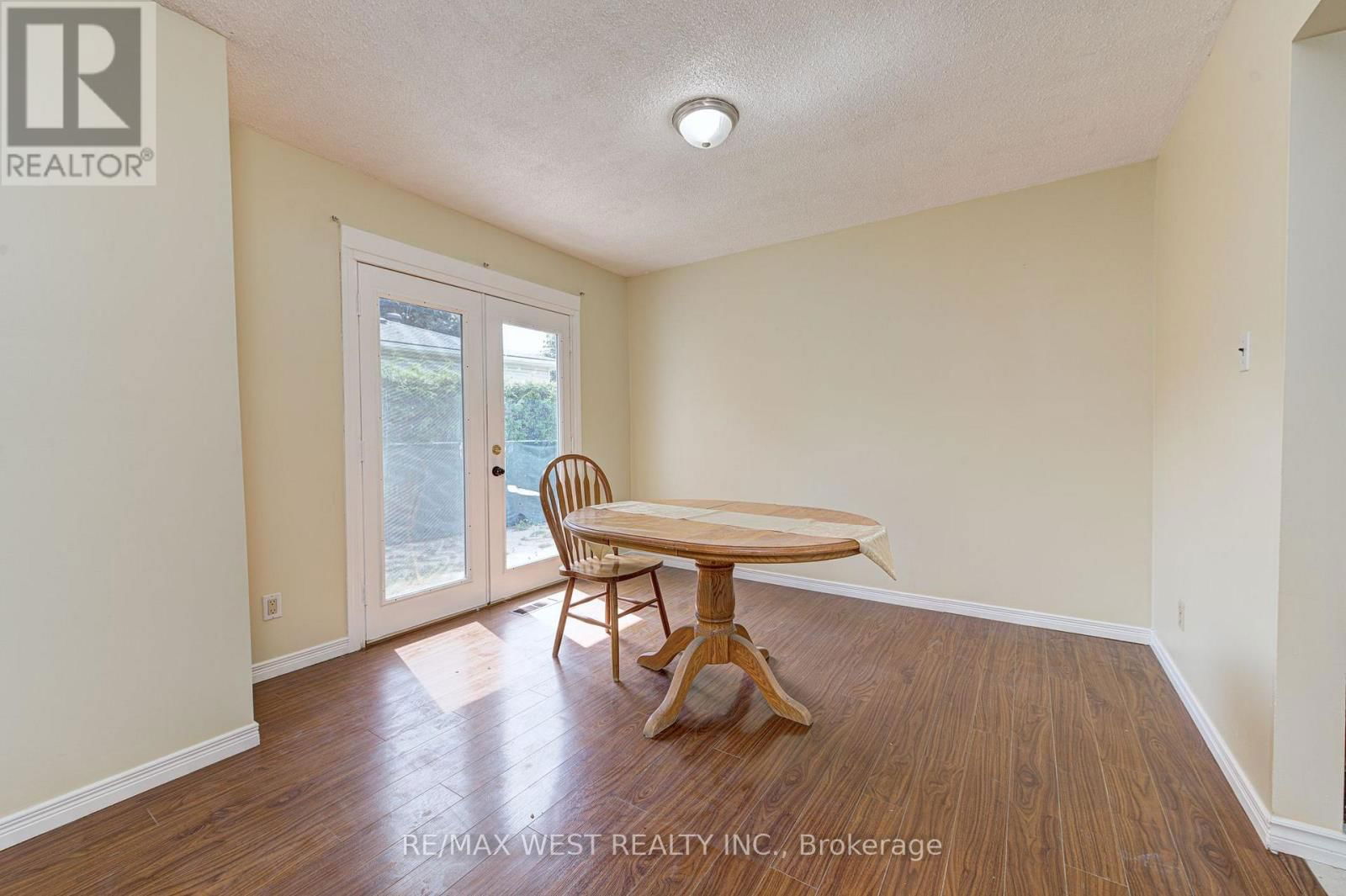 Upper Lvl - 18 GLENFOREST ROAD Image 9