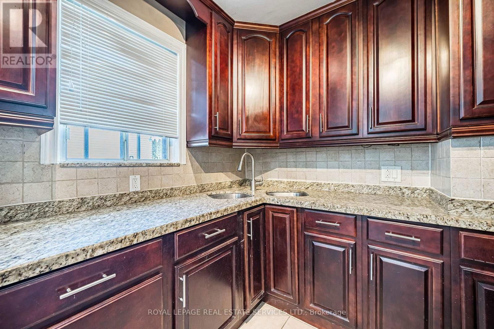 Upper - 233 BETA STREET Image 10
