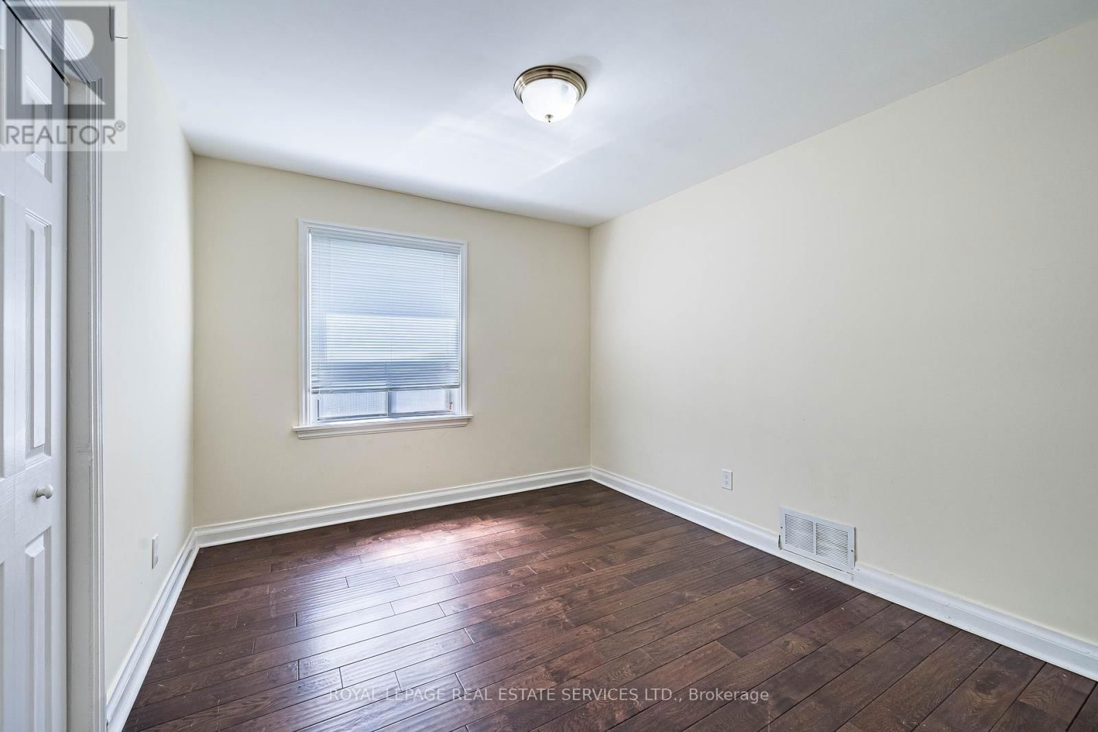 Upper - 233 BETA STREET Image 12