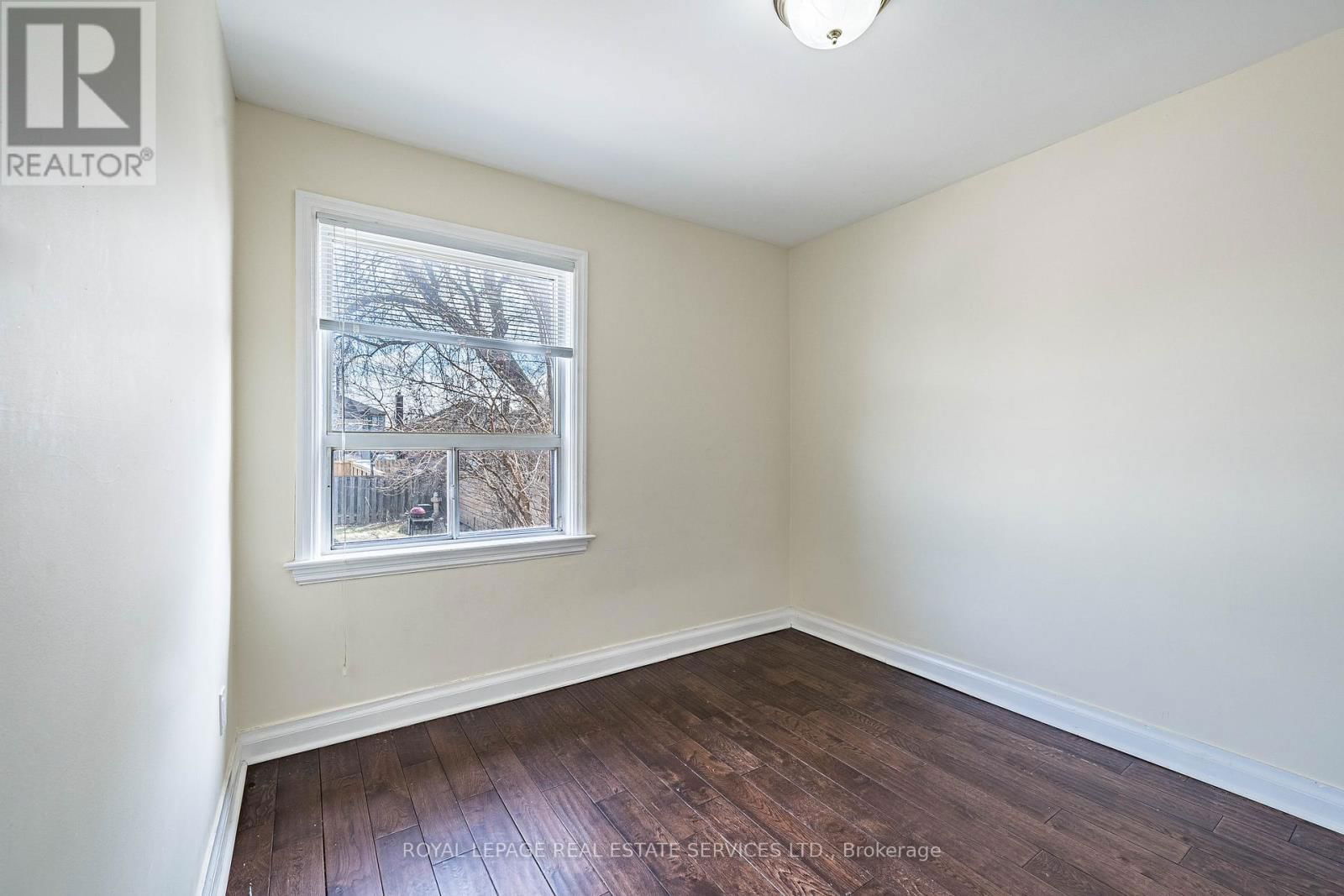 Upper - 233 BETA STREET Image 15