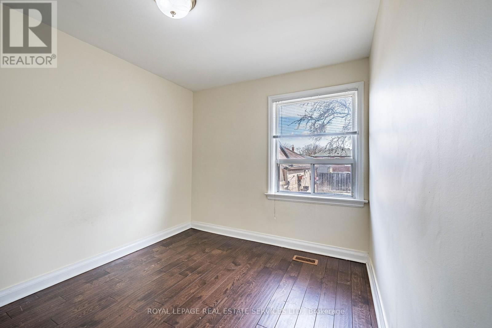 Upper - 233 BETA STREET Image 16
