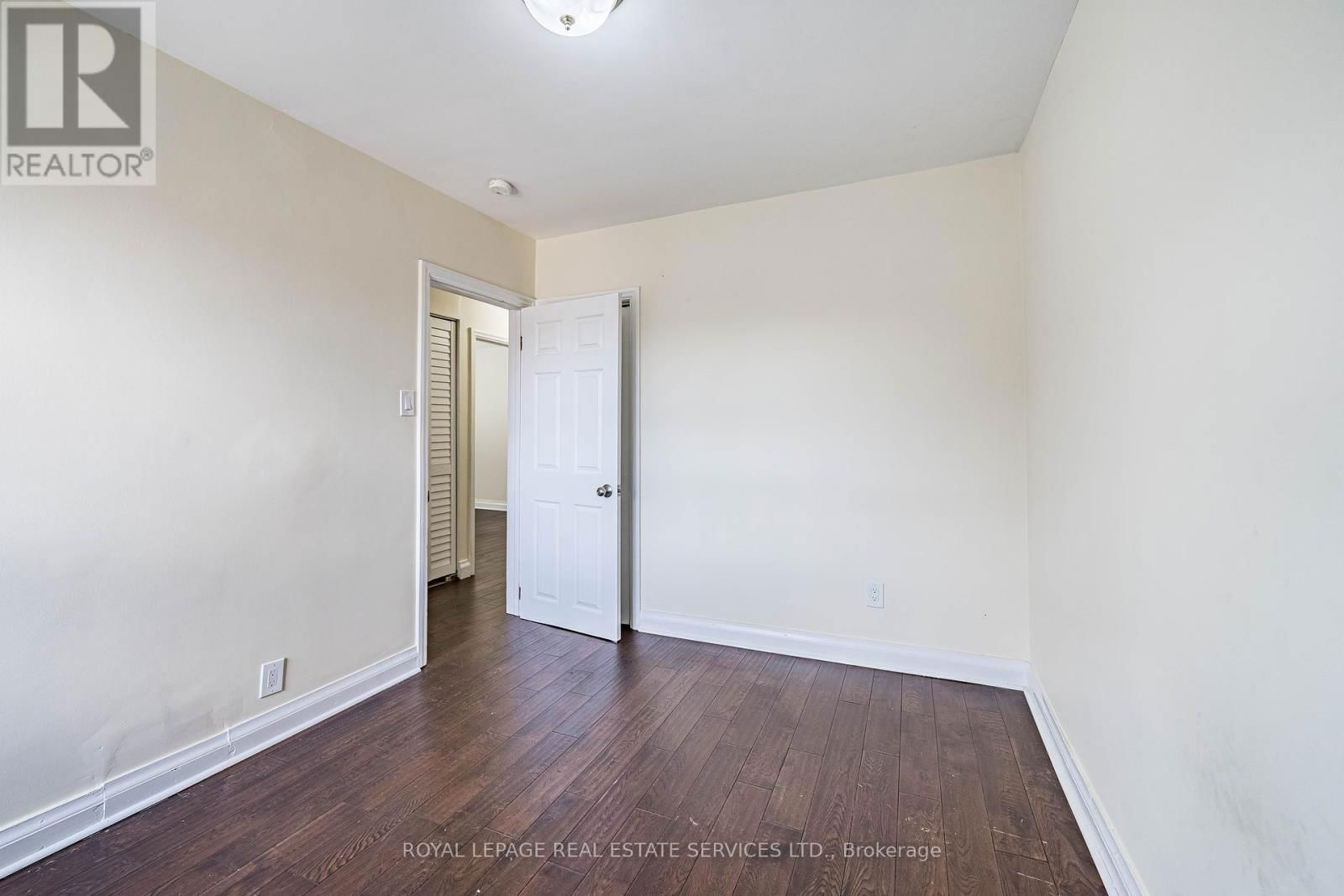 Upper - 233 BETA STREET Image 17