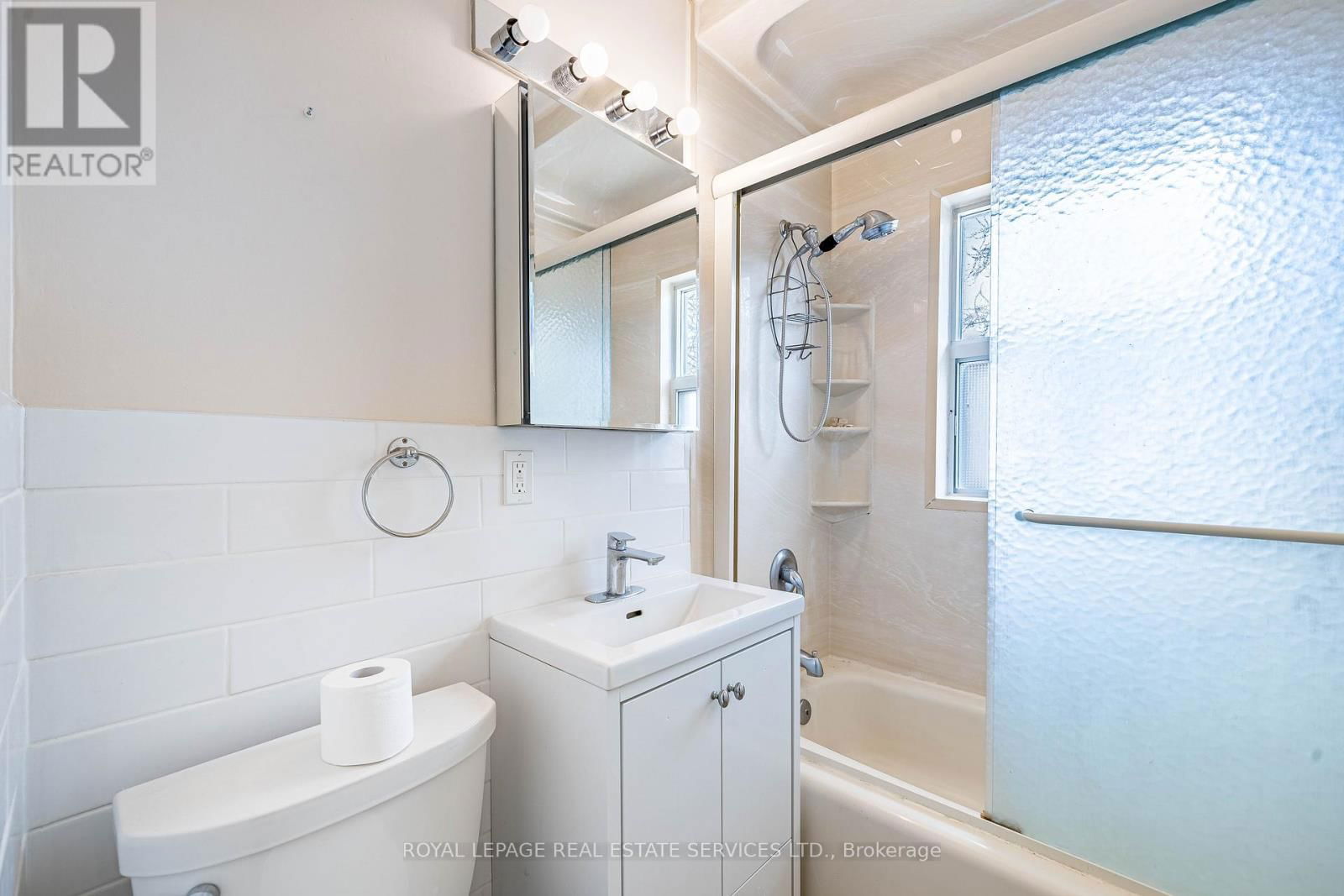 Upper - 233 BETA STREET Image 18