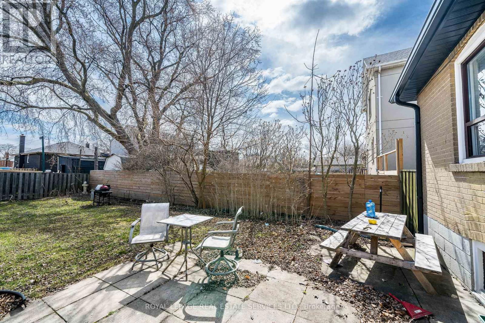 Upper - 233 BETA STREET Image 21