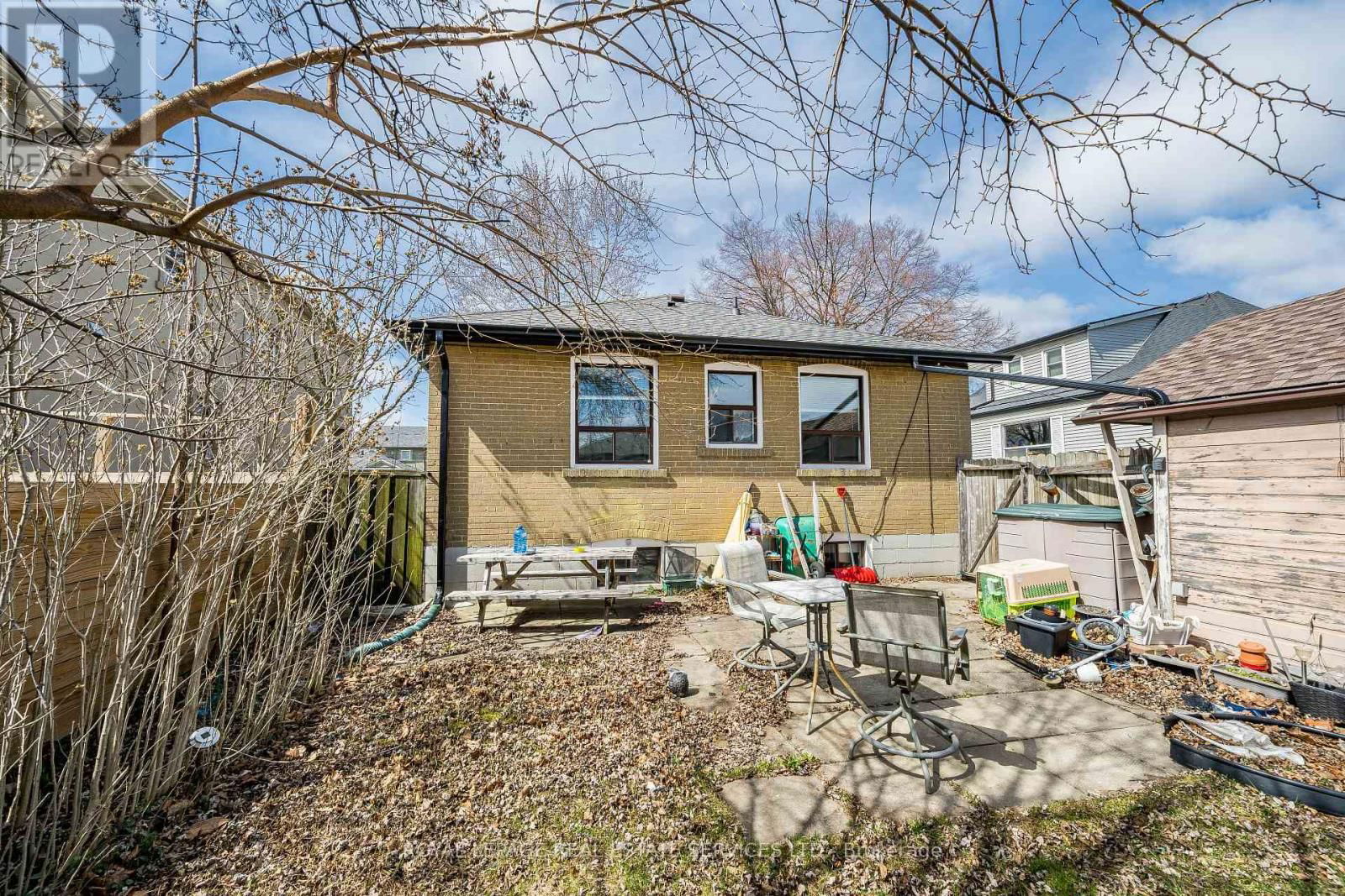 Upper - 233 BETA STREET Image 23