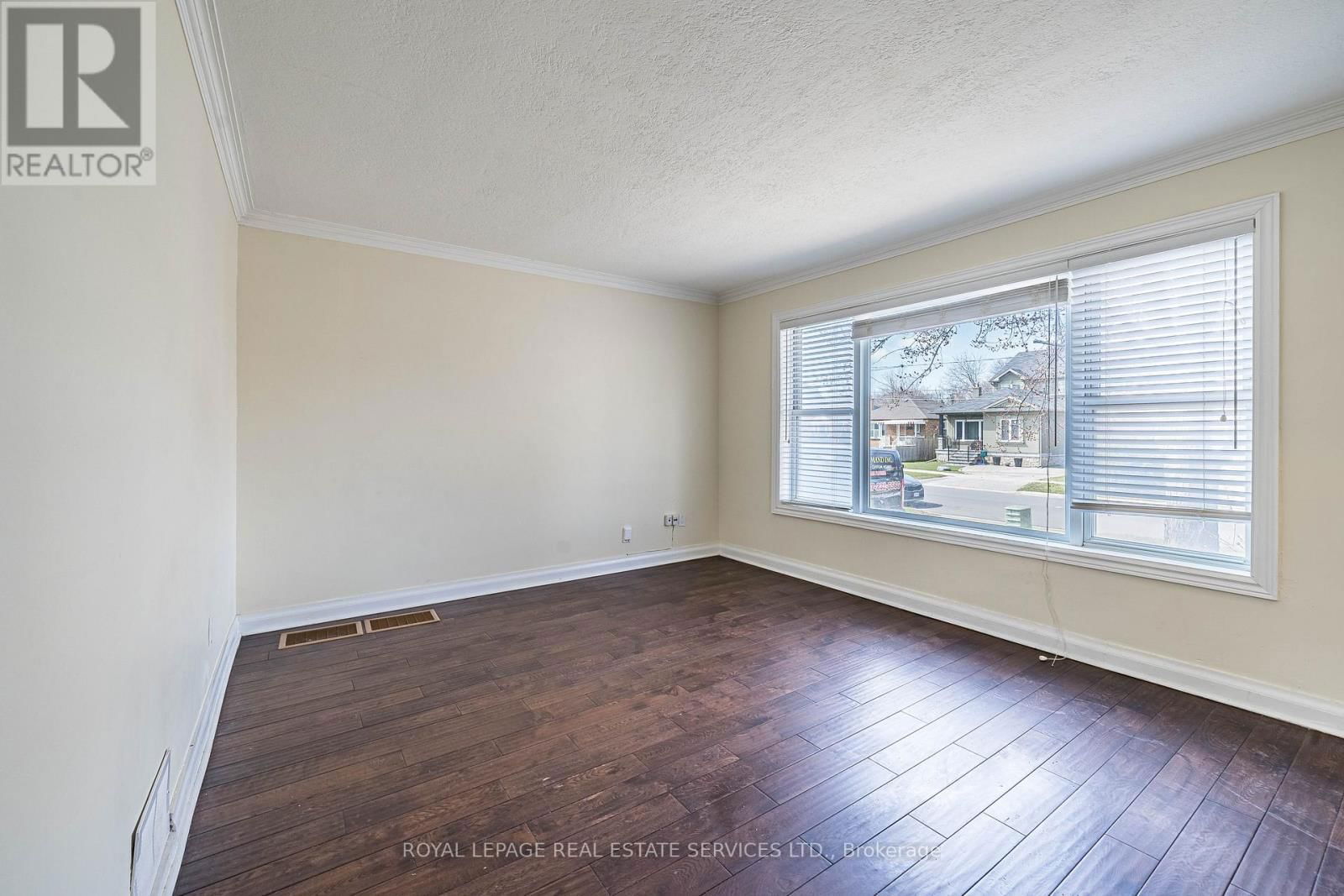 Upper - 233 BETA STREET Image 3
