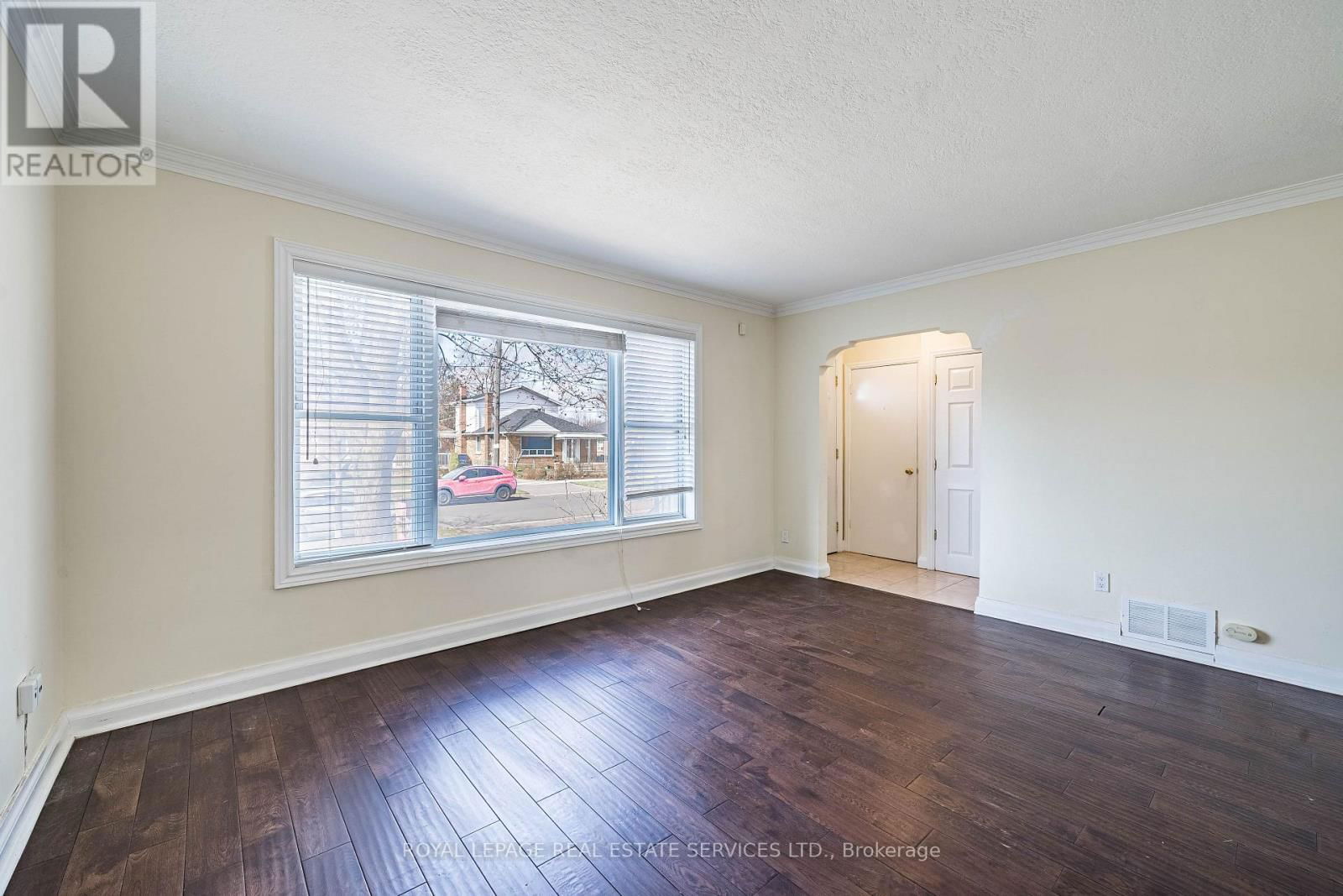 Upper - 233 BETA STREET Image 4