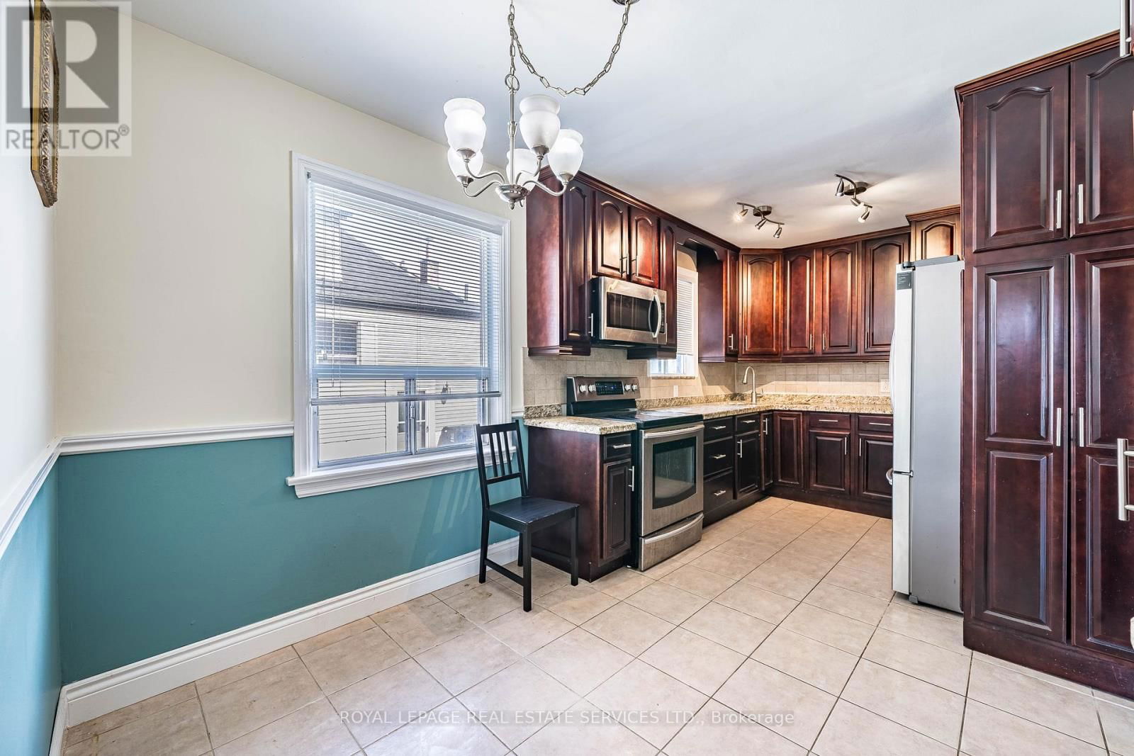 Upper - 233 BETA STREET Image 5