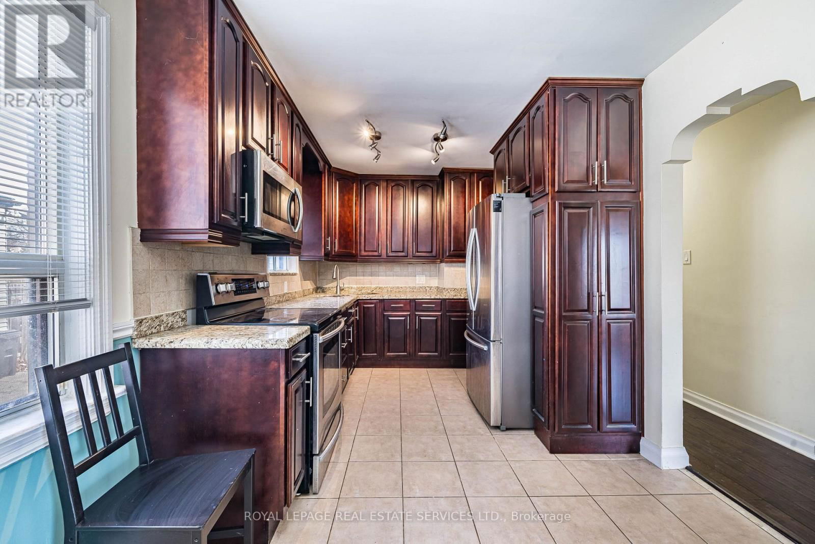 Upper - 233 BETA STREET Image 6