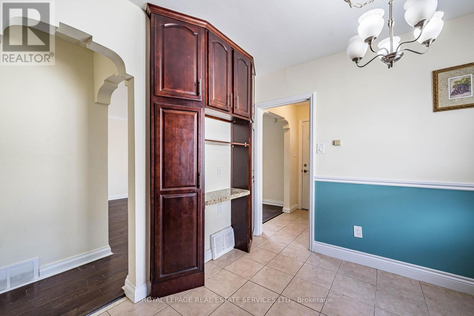 Upper - 233 BETA STREET Image 7