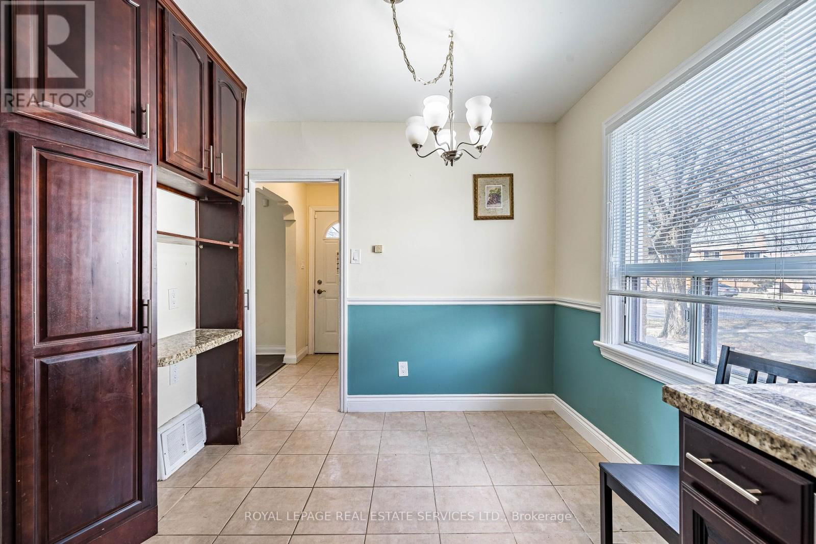 Upper - 233 BETA STREET Image 8