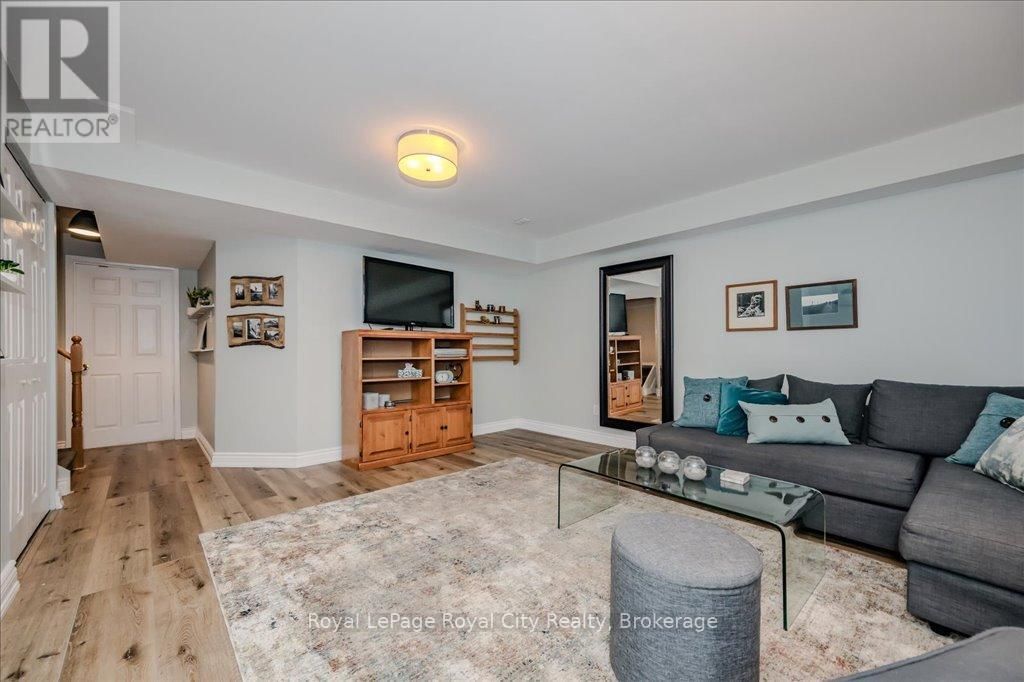 816 VILLAGE GREEN BOULEVARD Image 25