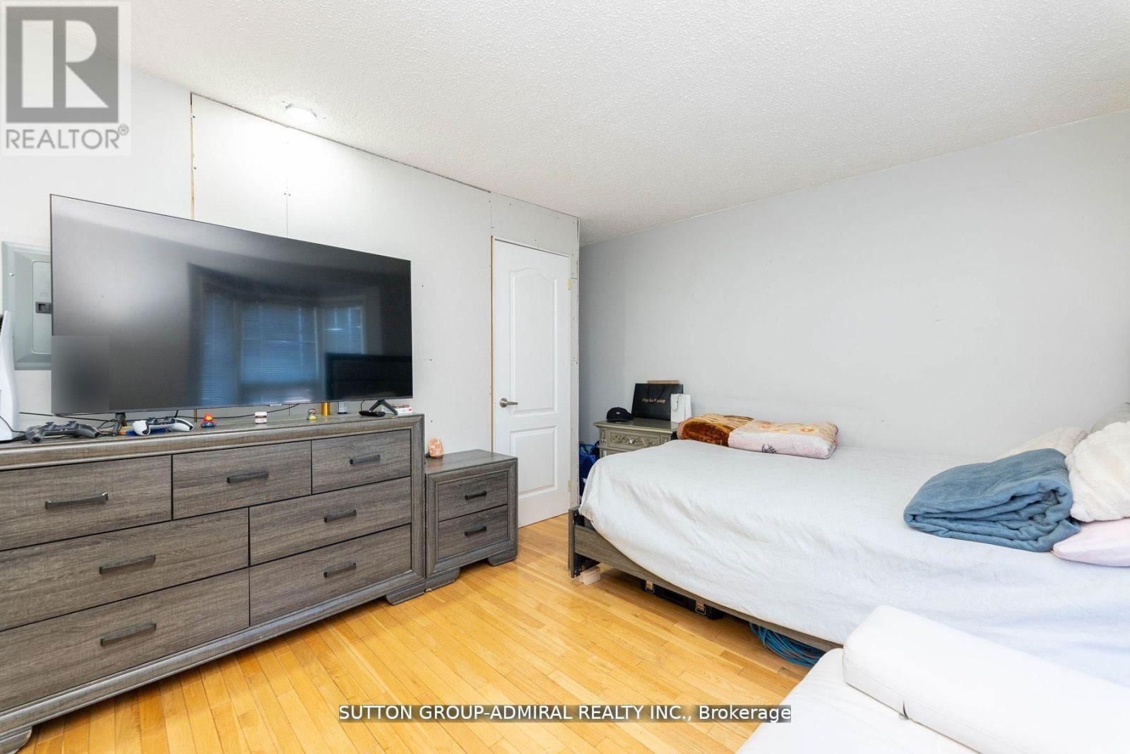 1085 WESTON ROAD Image 15