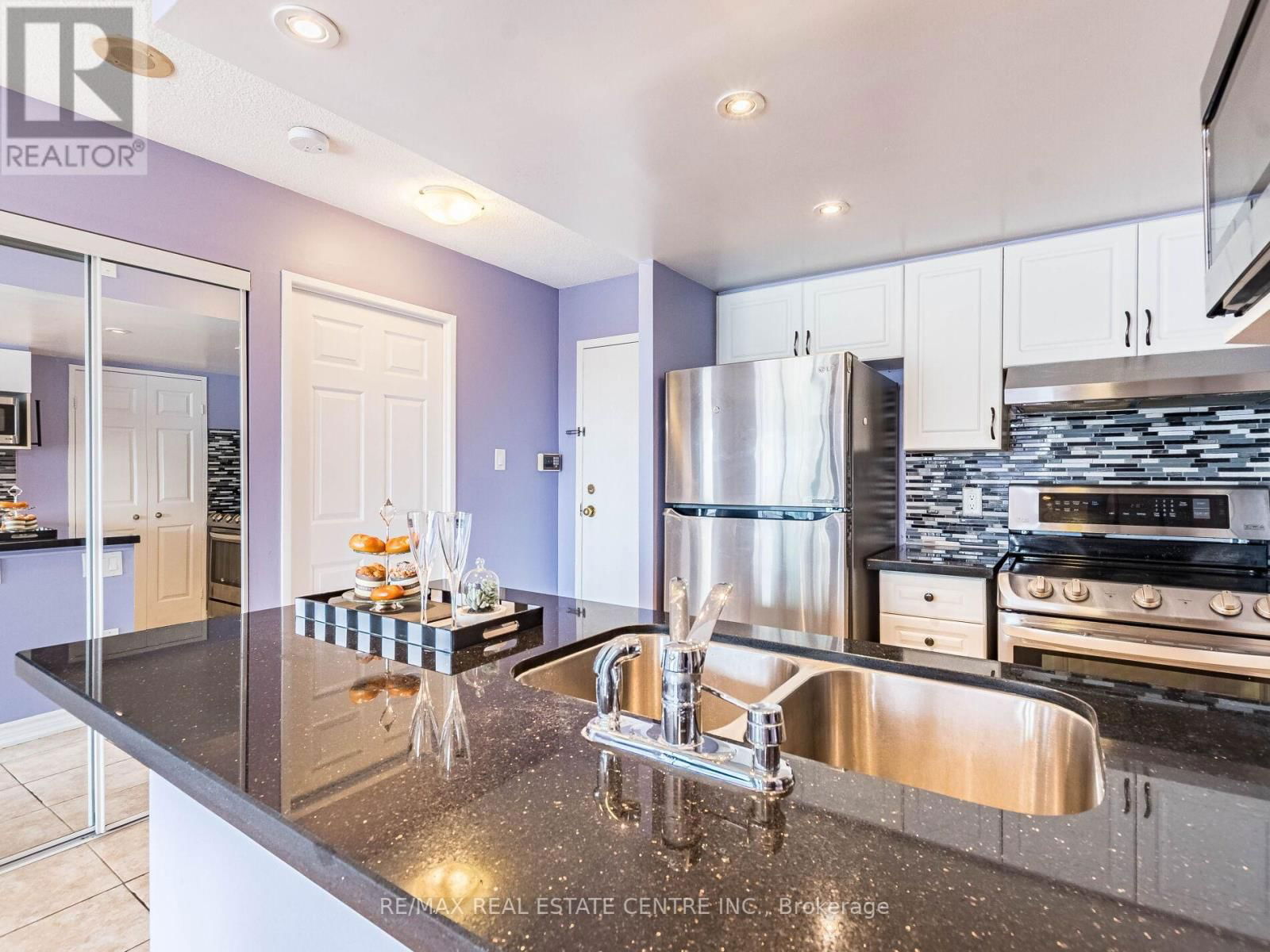 606 - 285 ENFIELD PLACE Image 15