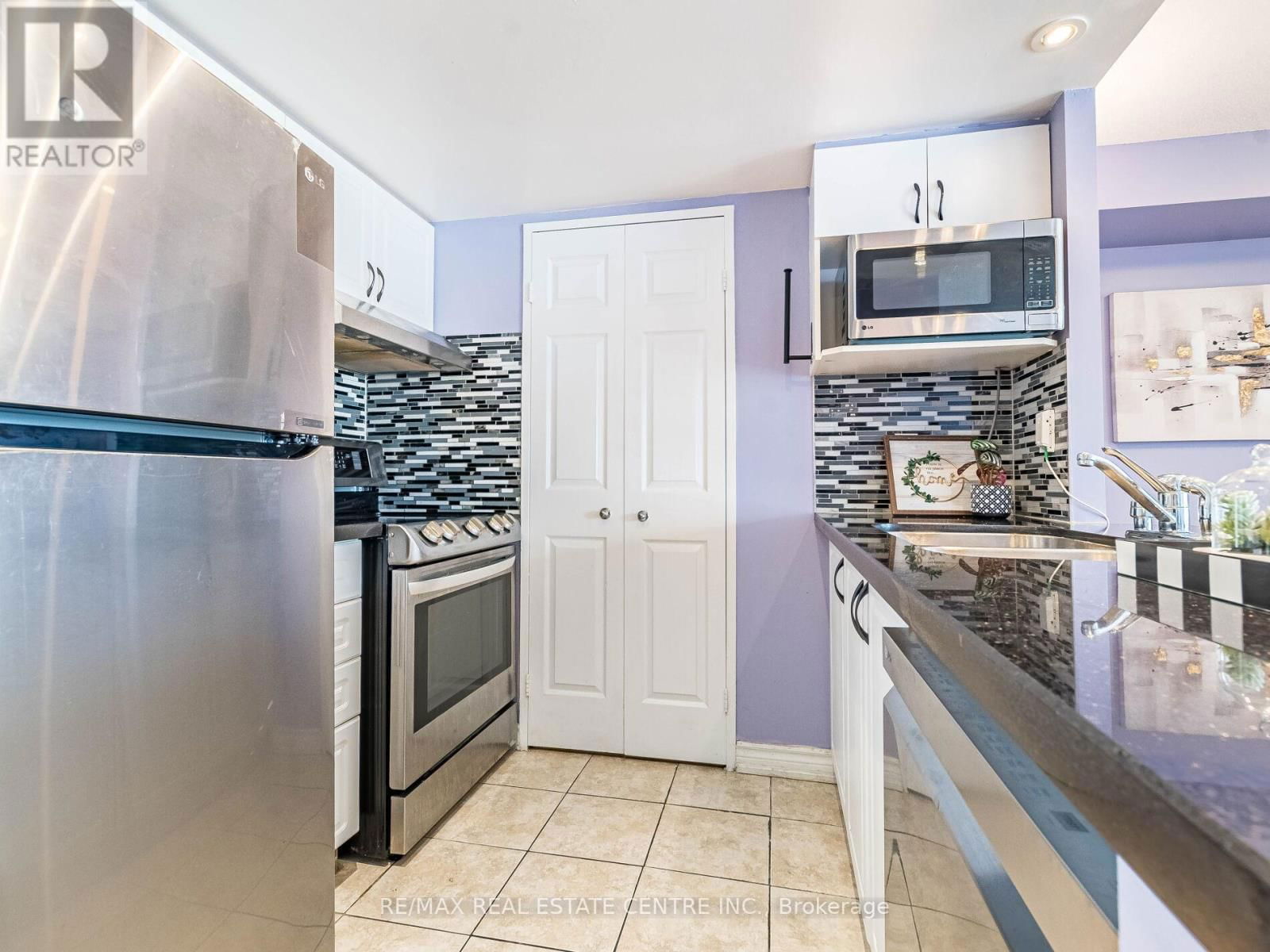 606 - 285 ENFIELD PLACE Image 16