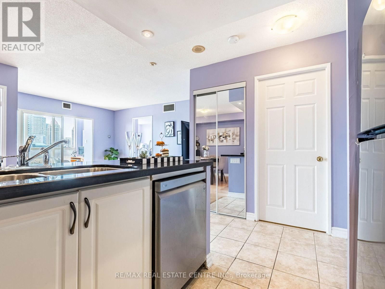 606 - 285 ENFIELD PLACE Image 17