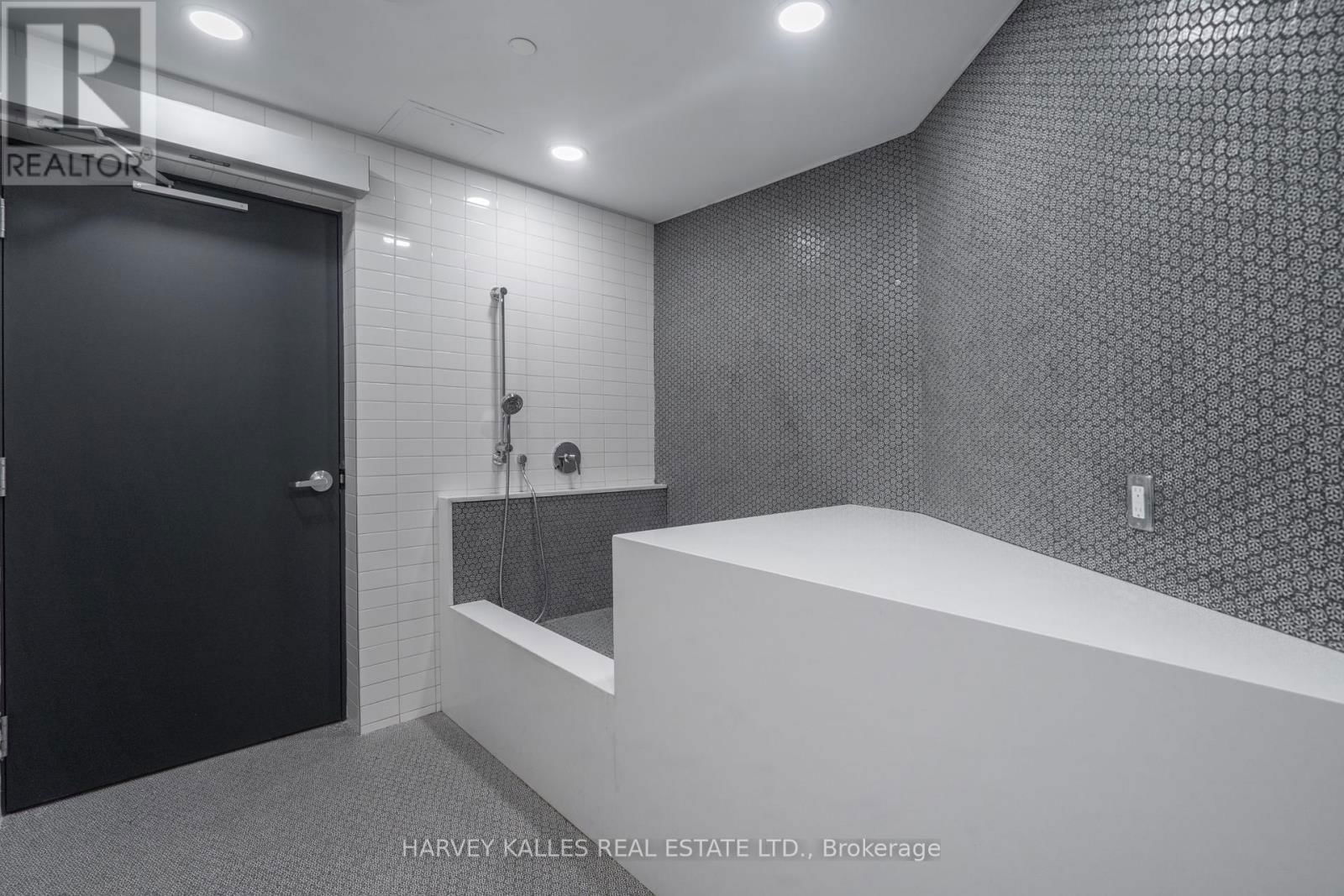 110 - 405 DUNDAS STREET WEST Image 32