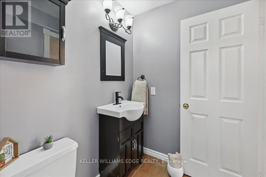 2338 MALCOLM CRESCENT Image 10