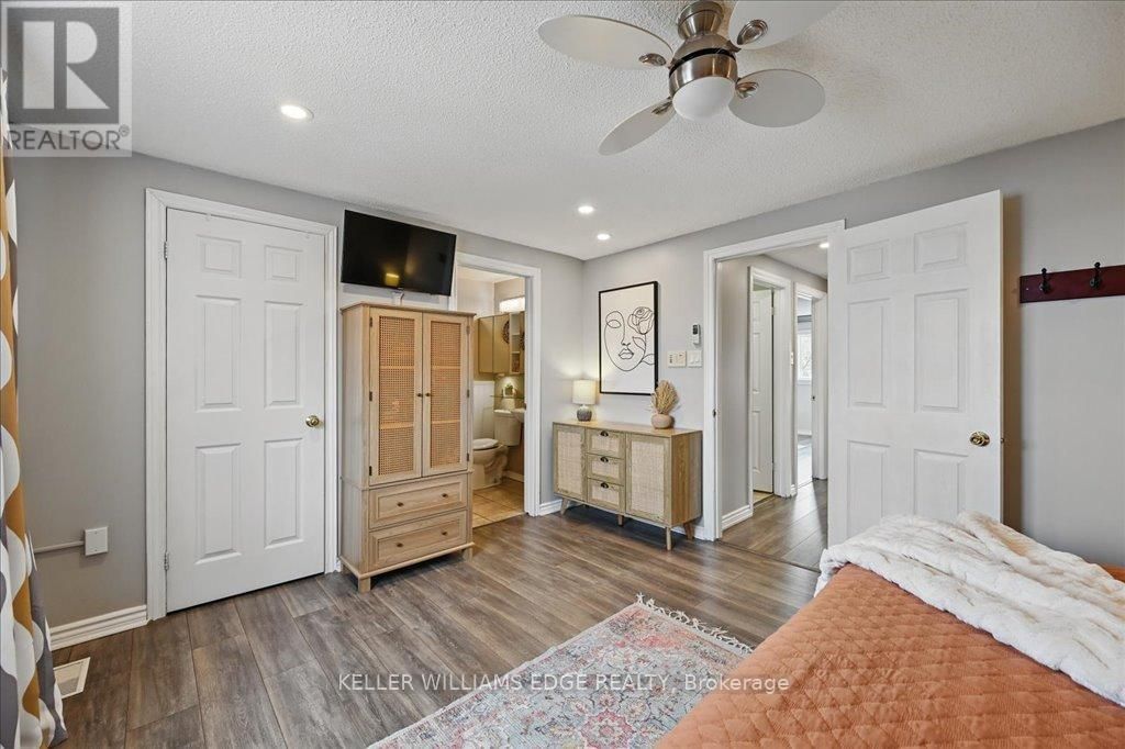 2338 MALCOLM CRESCENT Image 12