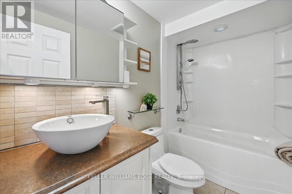 2338 MALCOLM CRESCENT Image 16