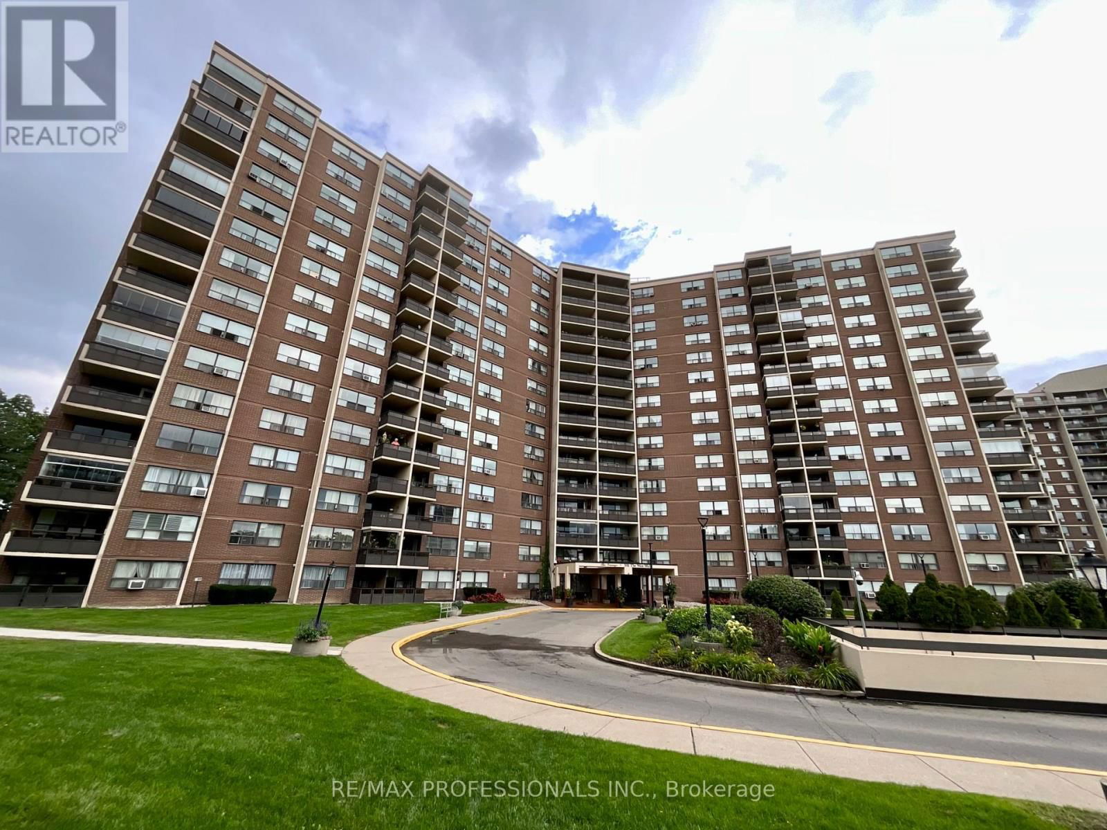 1622 - 551 THE WEST MALL Image 1