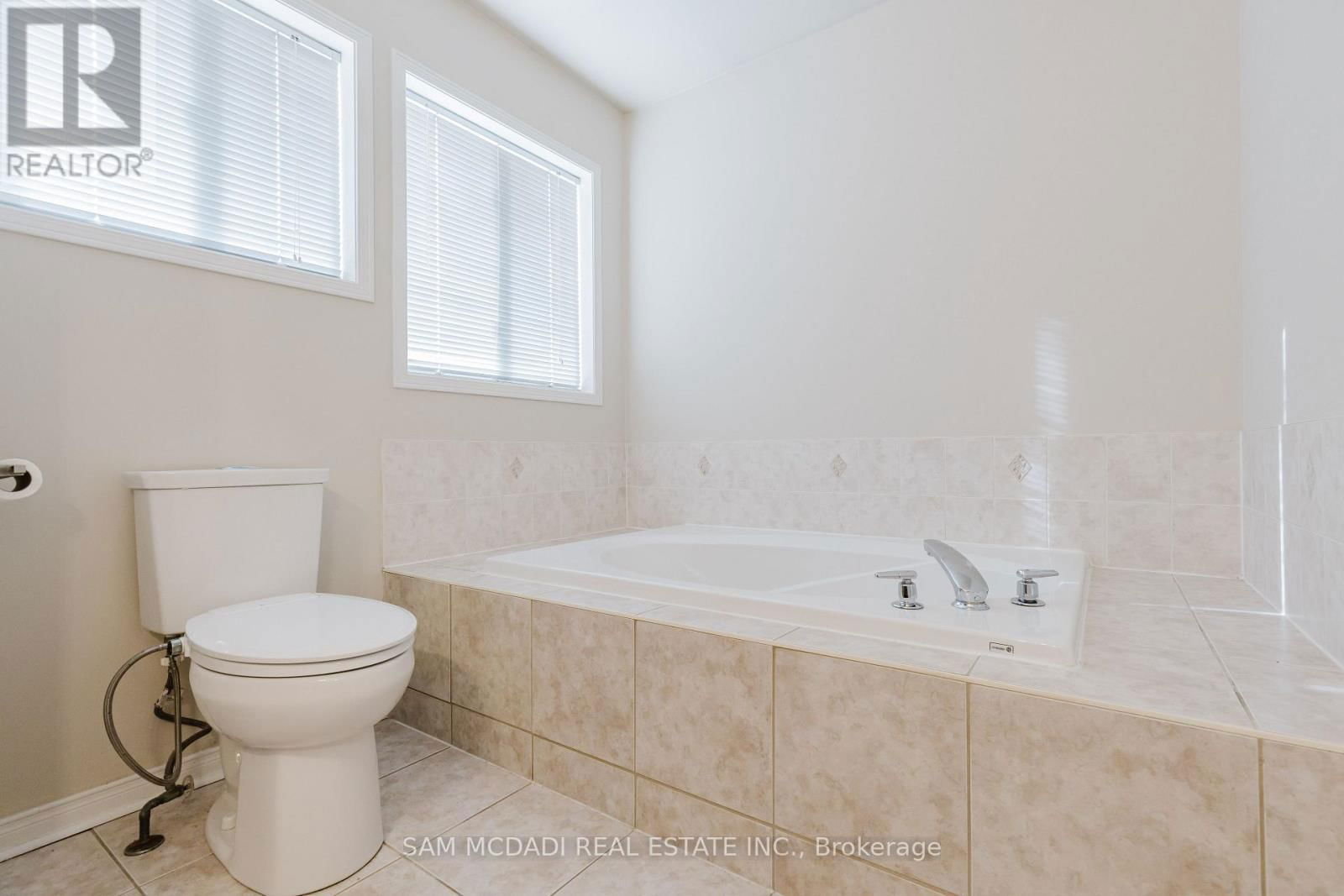 1190 FOX CRESCENT Image 24