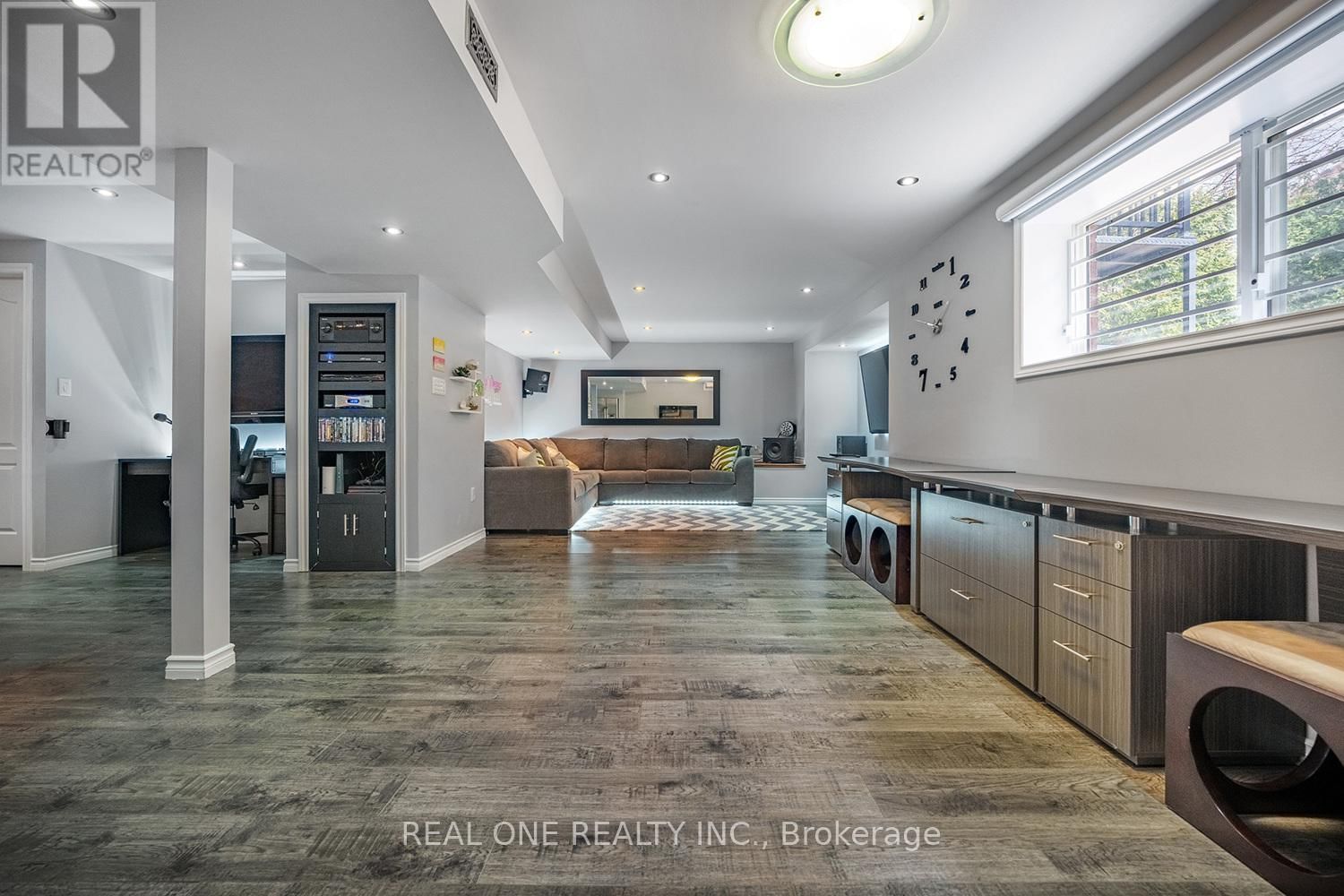 1189 BARR CRESCENT Image 29