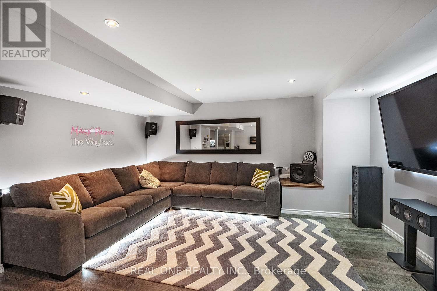 1189 BARR CRESCENT Image 31