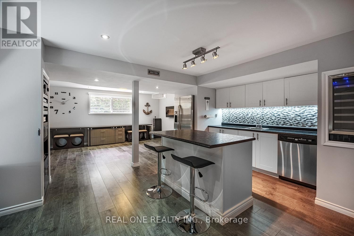 1189 BARR CRESCENT Image 34