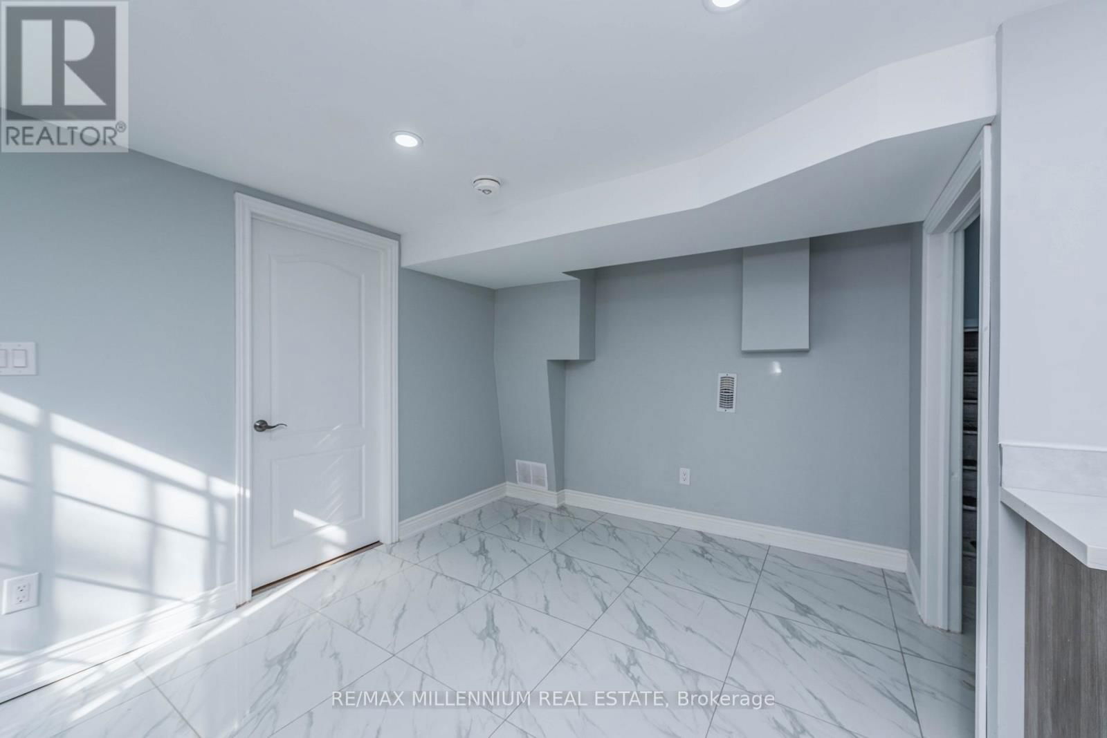 76 RAYLAWN CRESCENT Image 21
