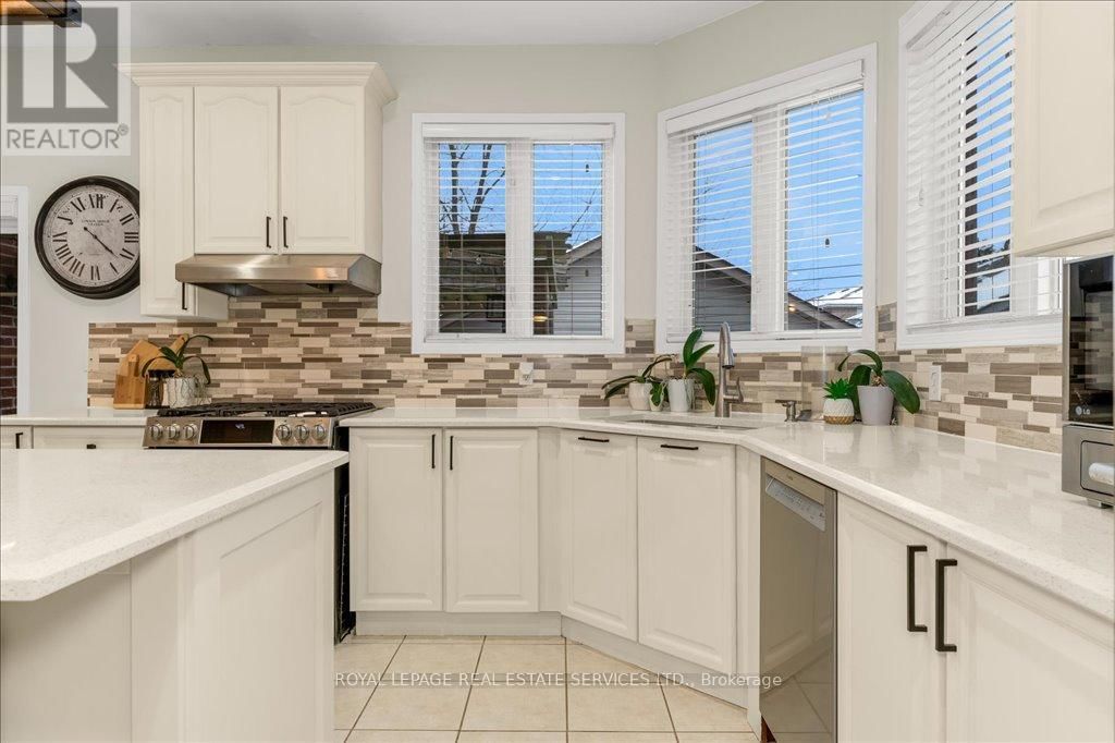 2483 SUNNYHURST CLOSE Image 8