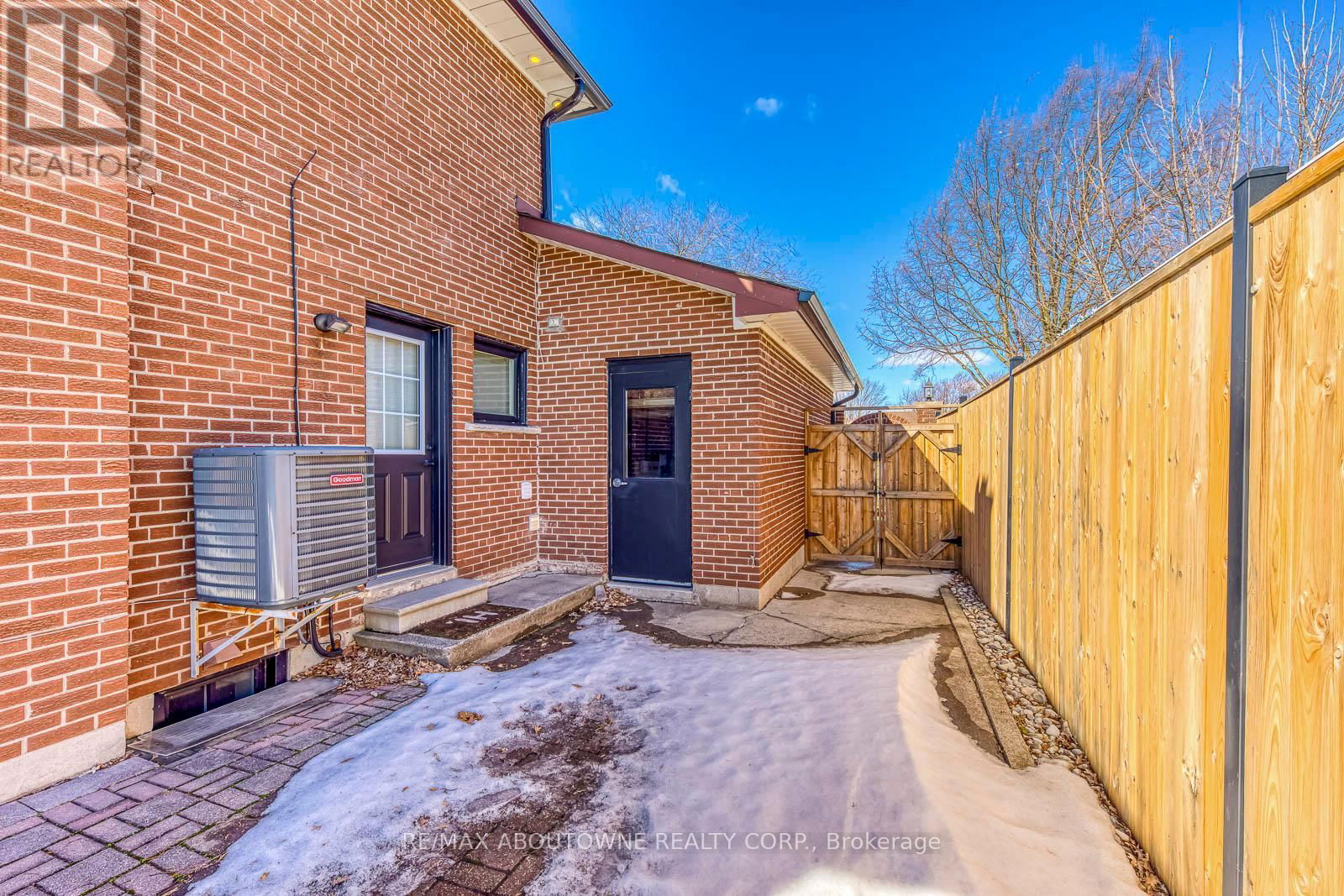 322 MARY STREET Image 48