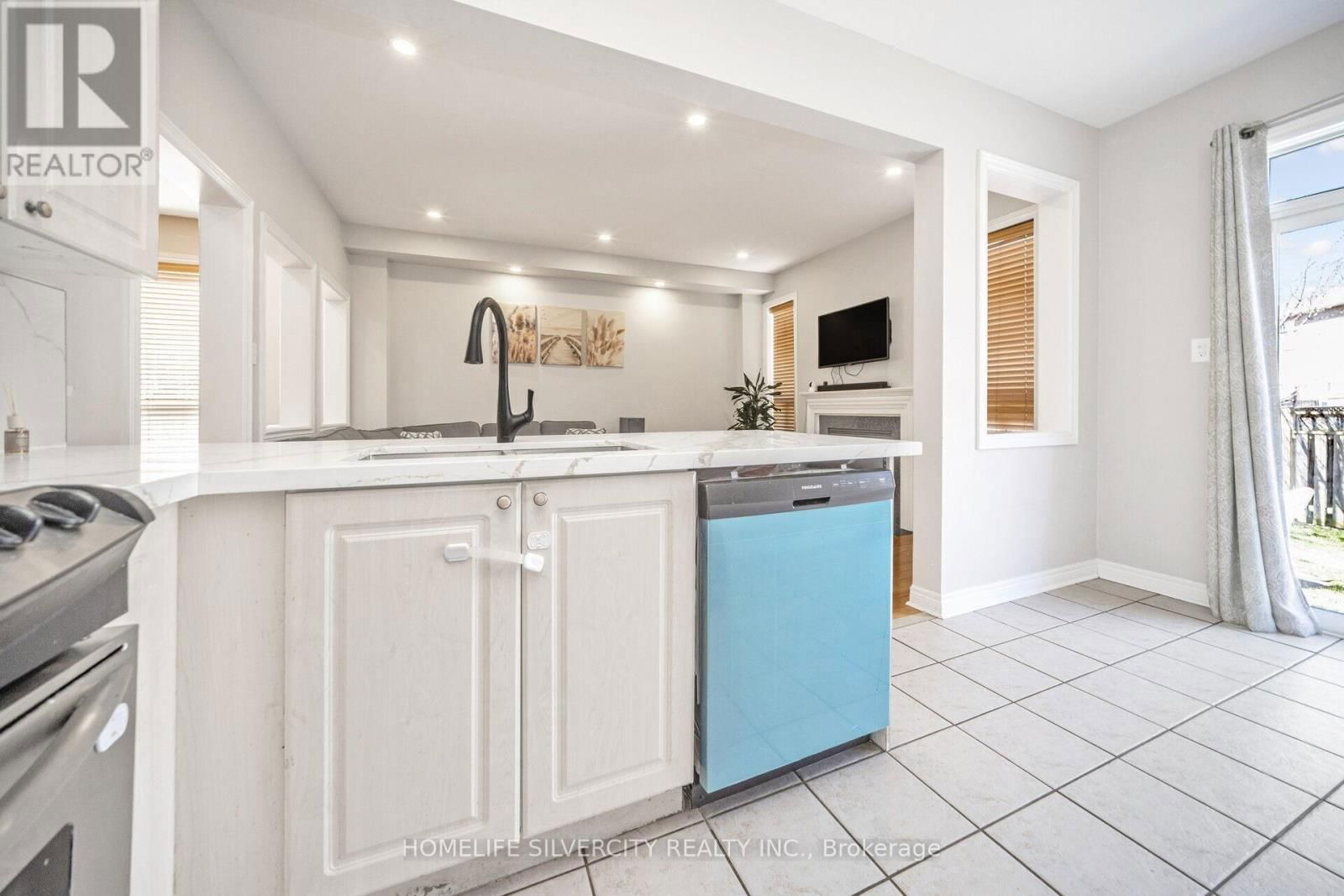 6 ARIA LANE Image 17