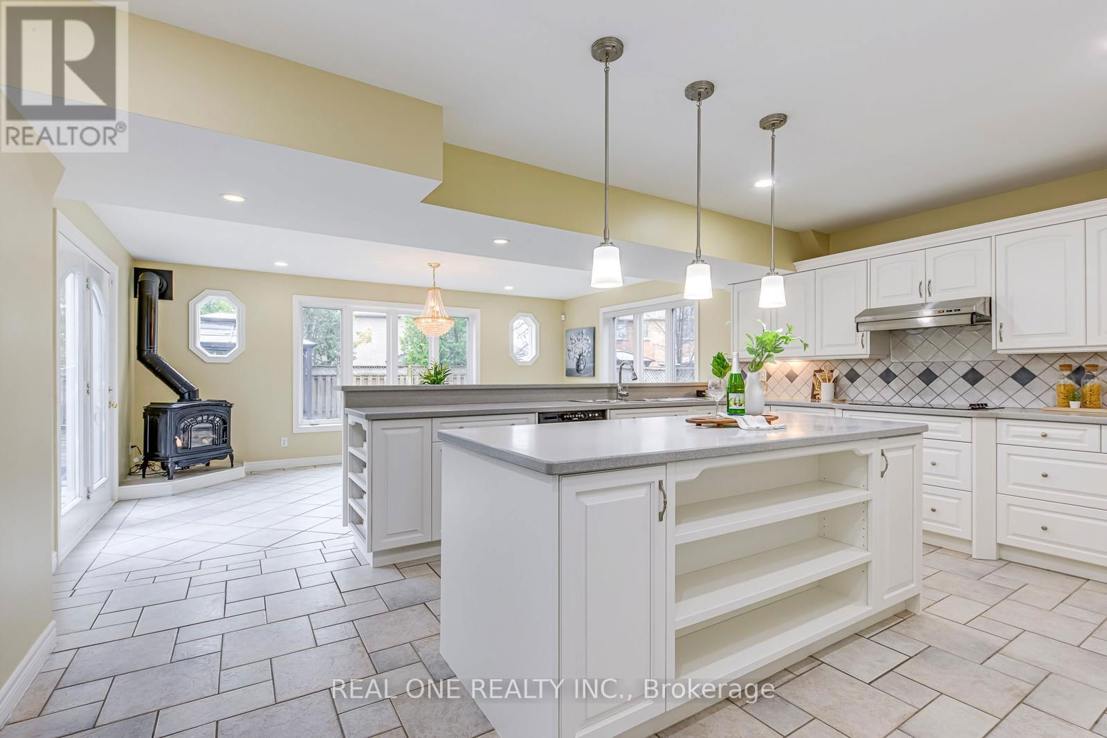 144 MAYLA DRIVE Image 16