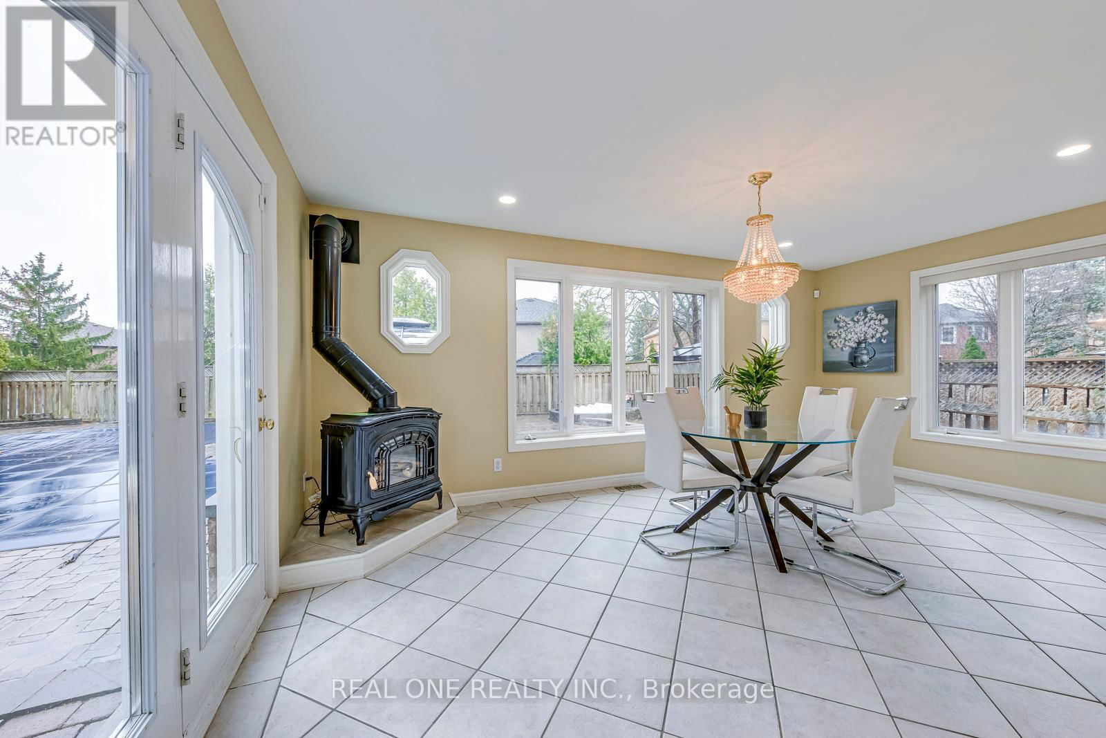 144 MAYLA DRIVE Image 19