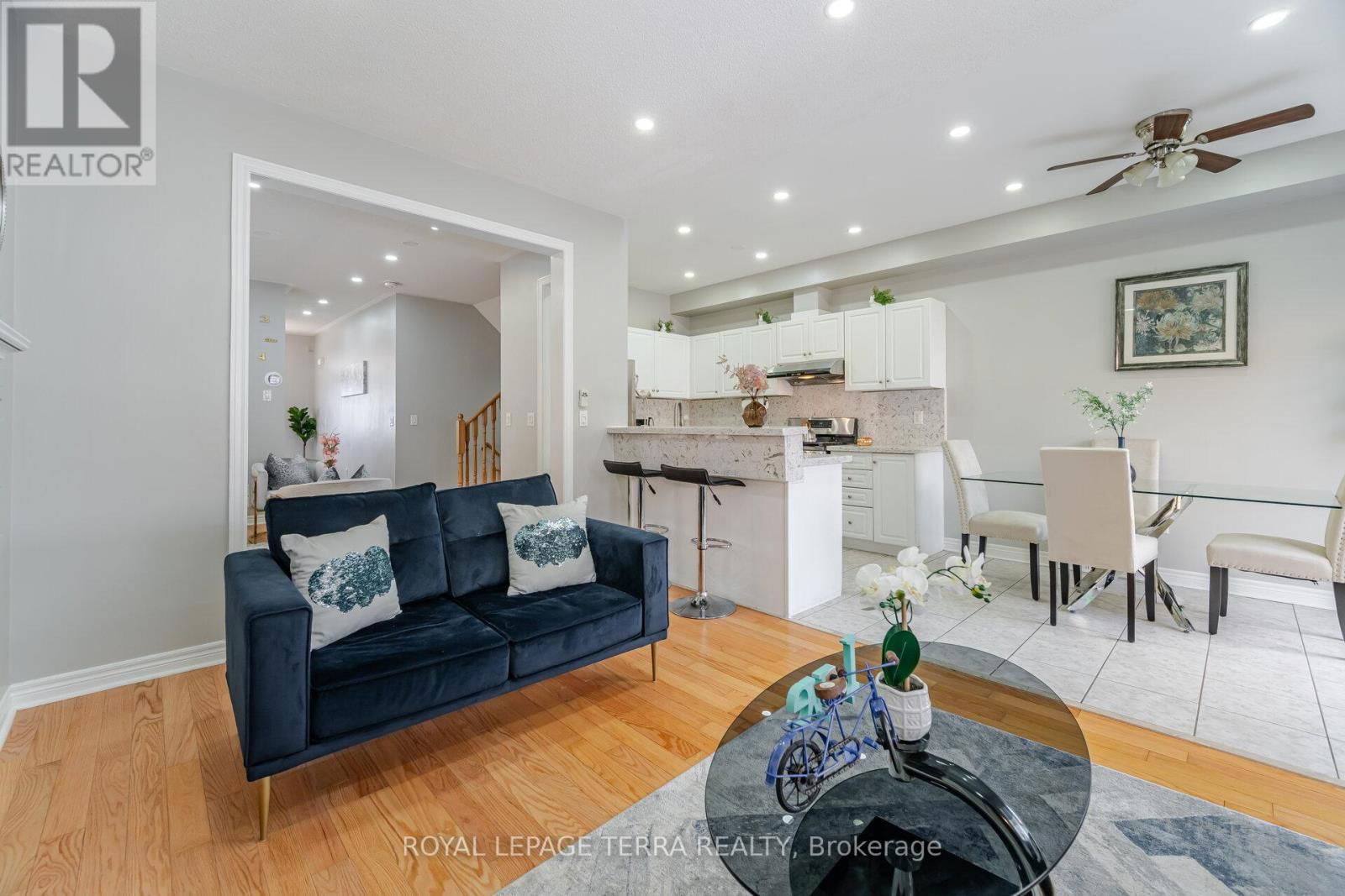 15 VERSAILLES CRESCENT Image 12